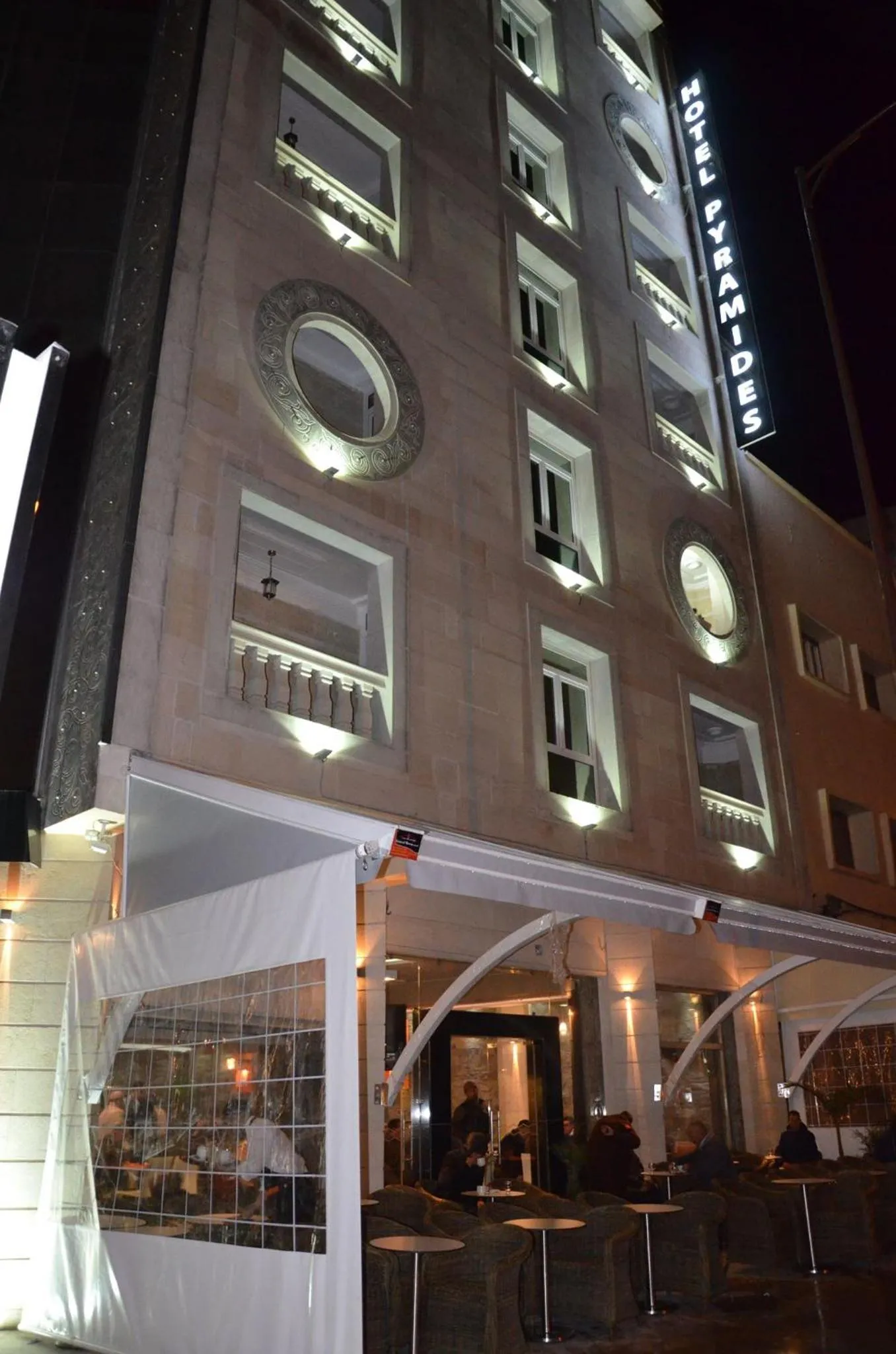 Property building in Hôtel-Café-Restaurant Pyramides,