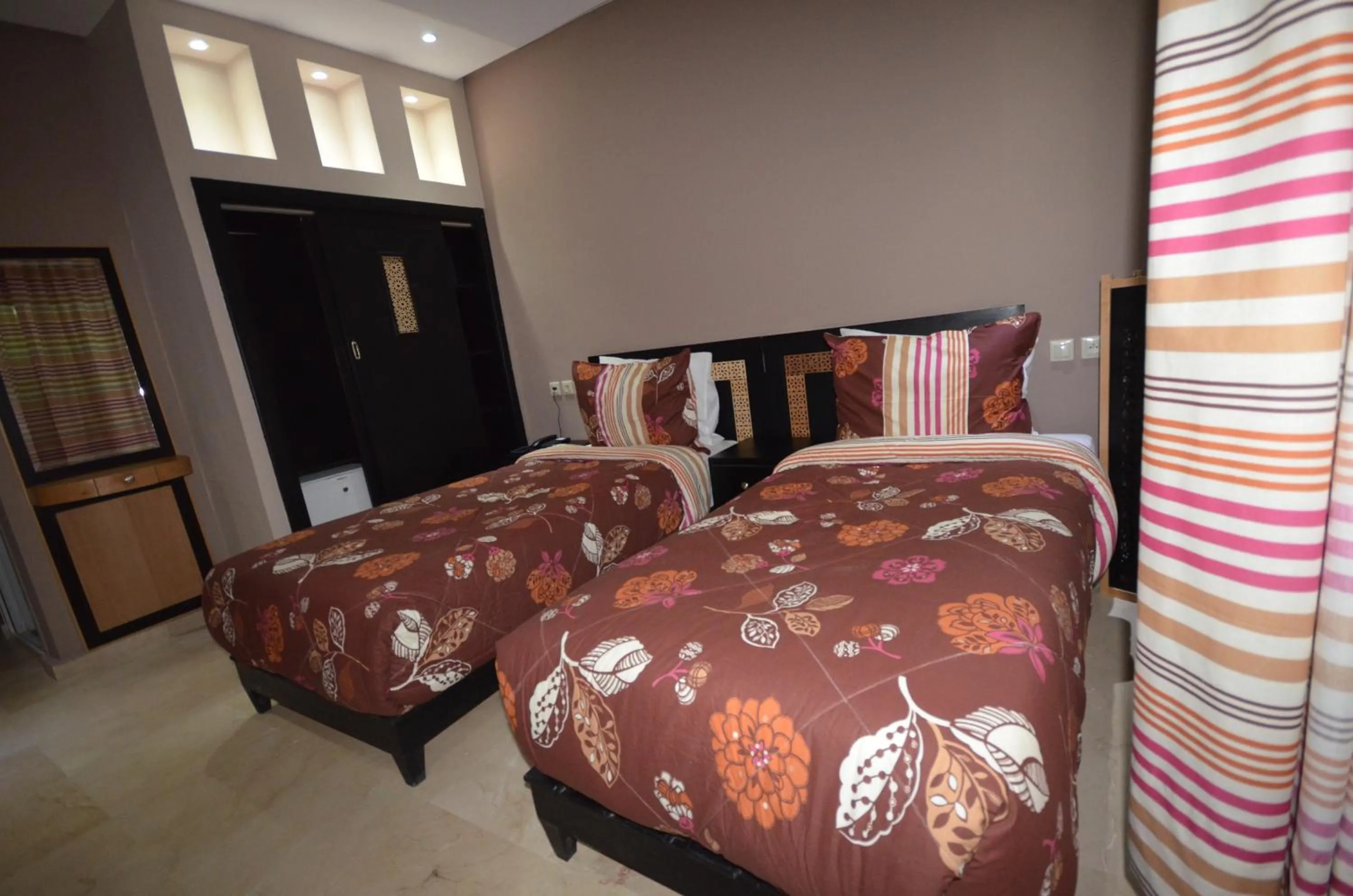 Bed in Hôtel-Café-Restaurant Pyramides,