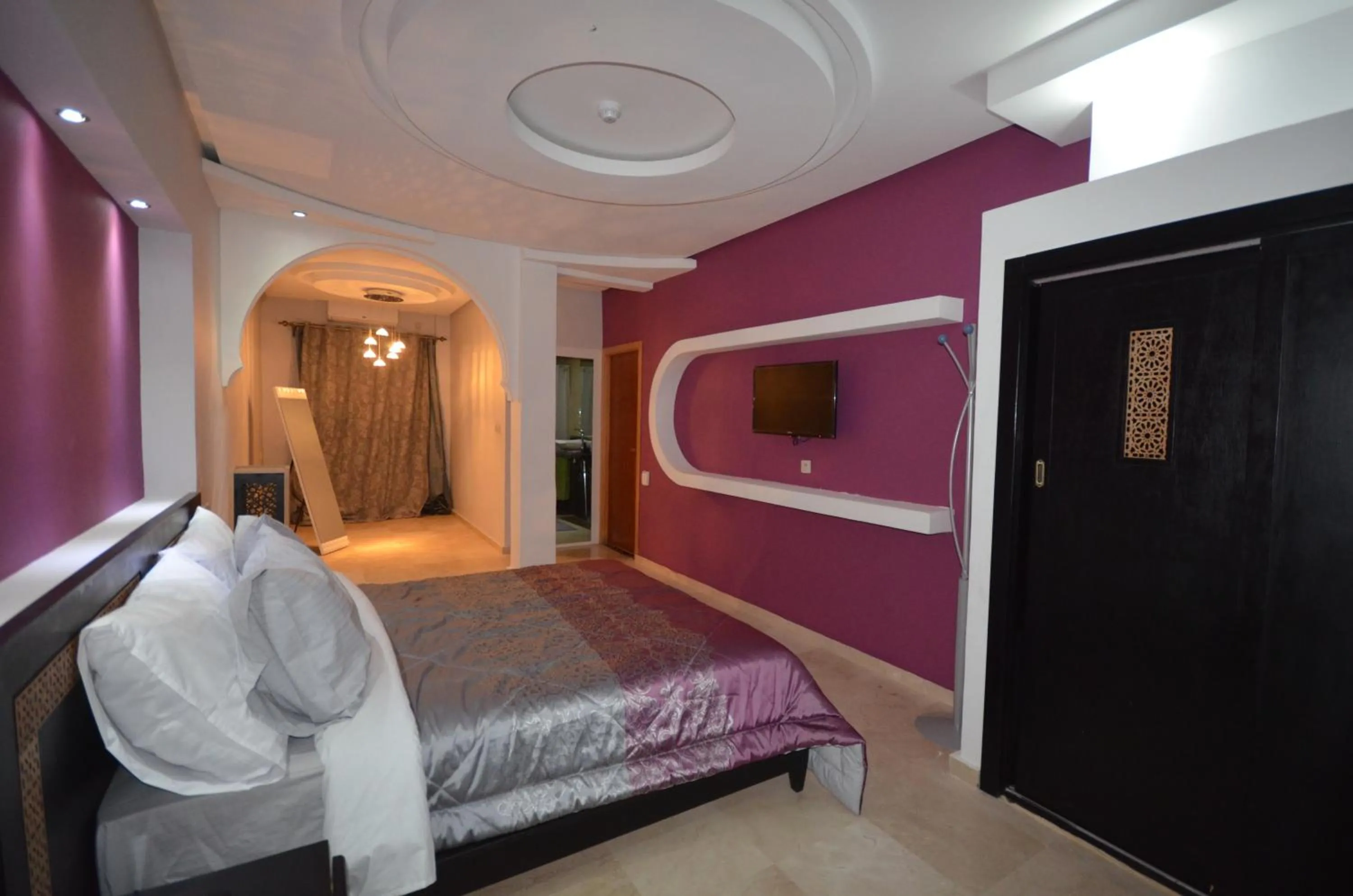 Bed in Hôtel-Café-Restaurant Pyramides,