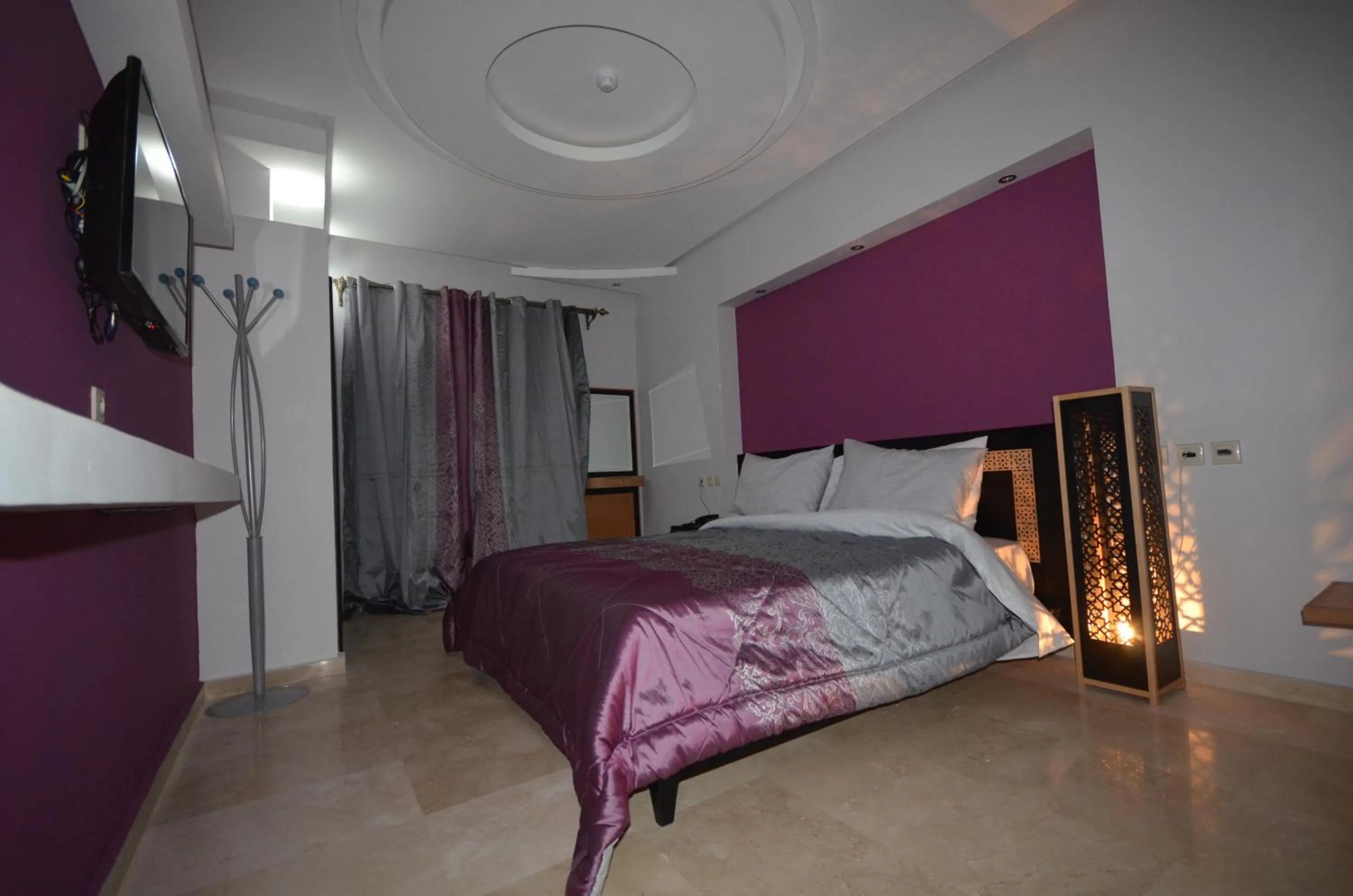 Bed in Hôtel-Café-Restaurant Pyramides,