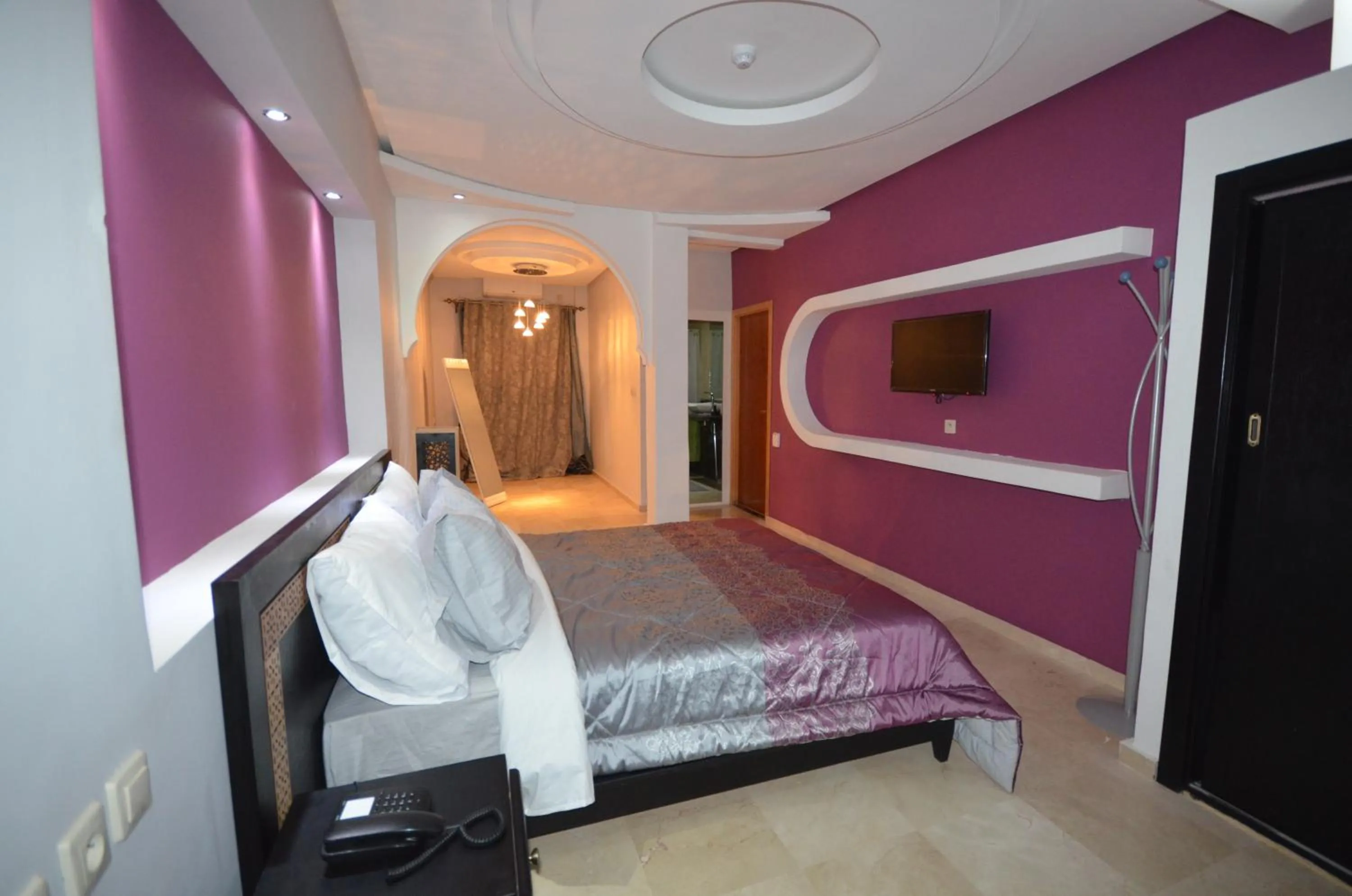 Bed in Hôtel-Café-Restaurant Pyramides,