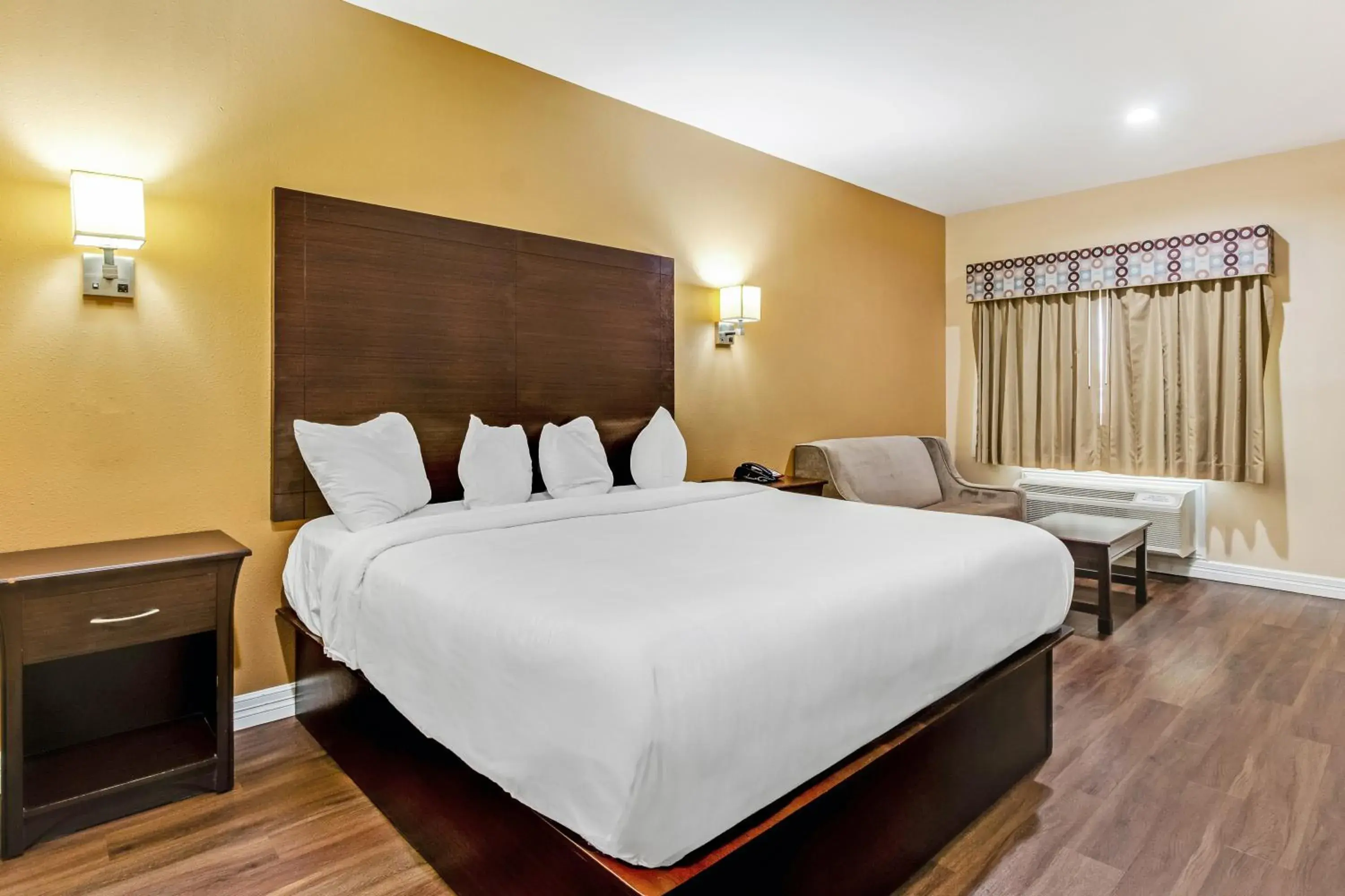 Bed in Americas Best Value Inn - FM 529 Bed in Americas Best Value Inn - FM 529