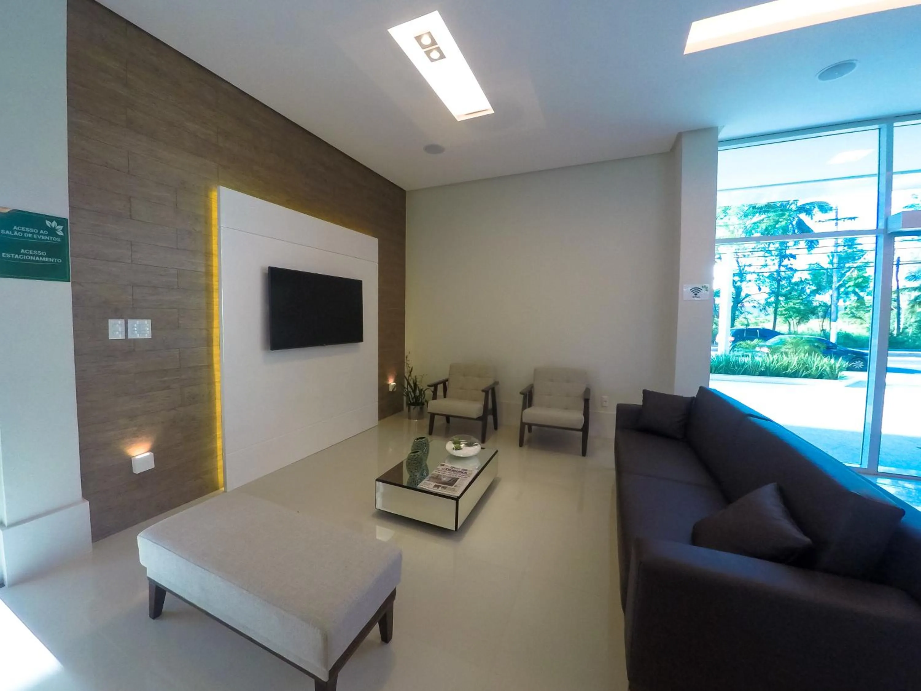 Communal lounge/ TV room in Hotel Jardins