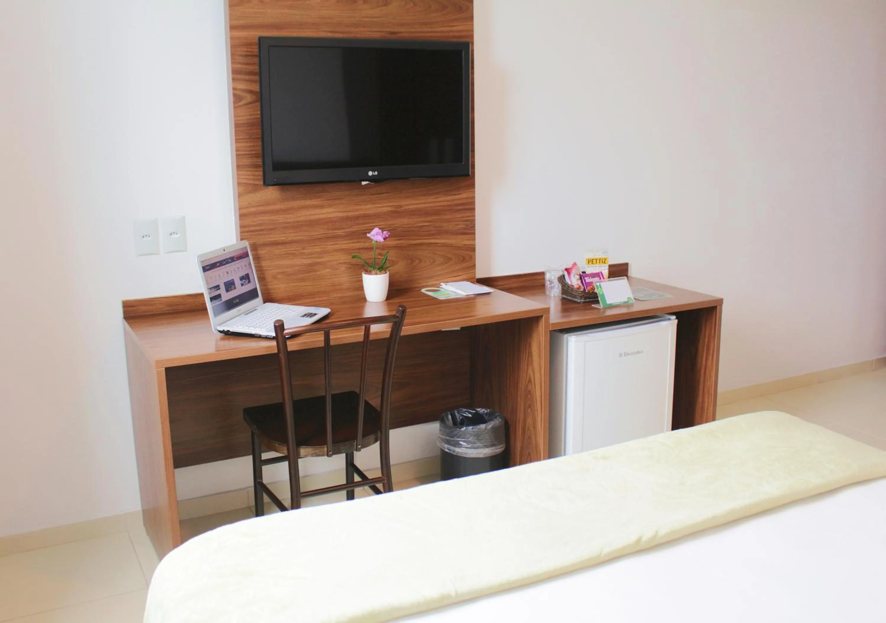 Photo of the whole room, Bed in Hotel Jardins