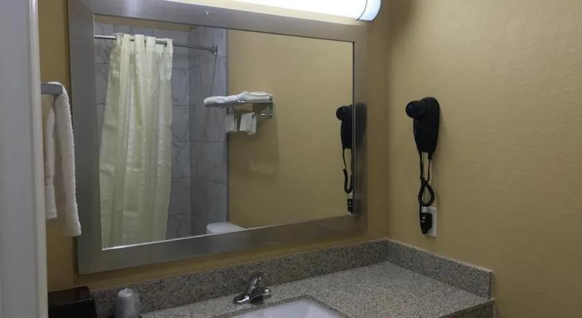 Deluxe Inn & Suites - Baytown