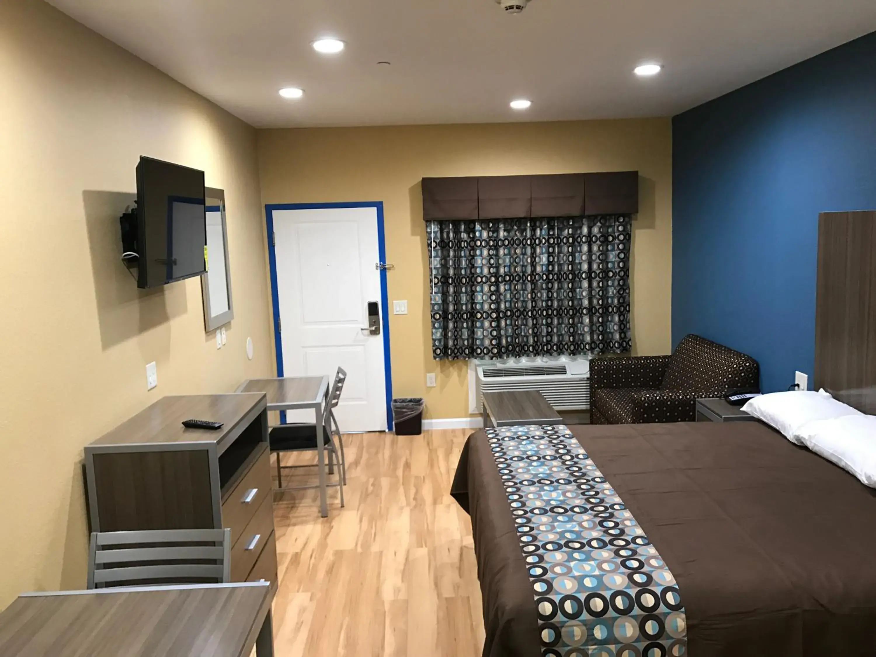 Deluxe King Room - Non-Smoking in Deluxe Inn & Suites - Baytown Deluxe King Room - Non-Smoking in Deluxe Inn & Suites - Baytown