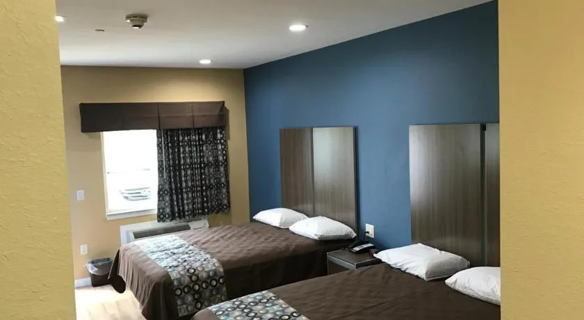 Bed in Deluxe Inn & Suites - Baytown