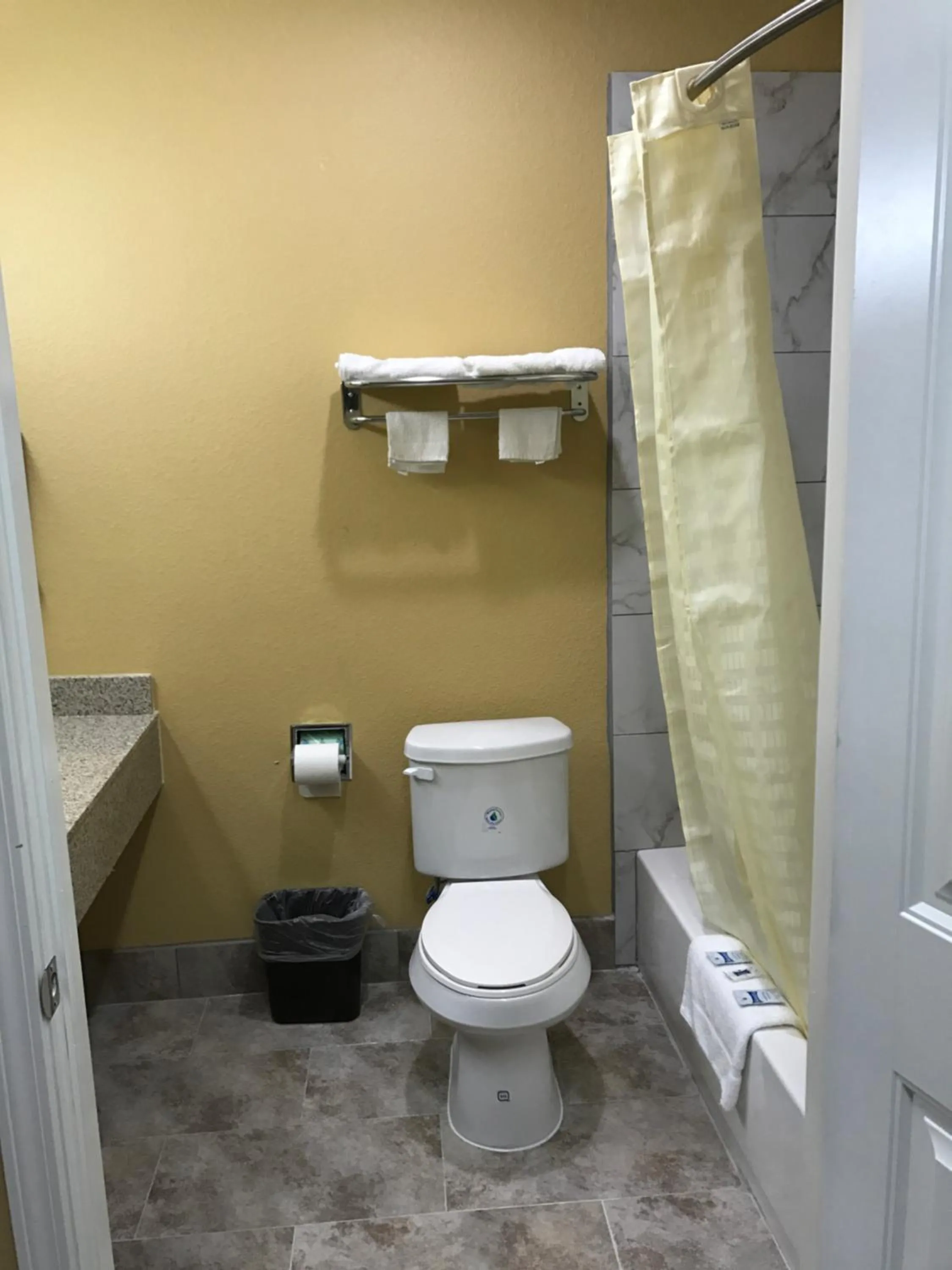 Deluxe Inn & Suites - Baytown