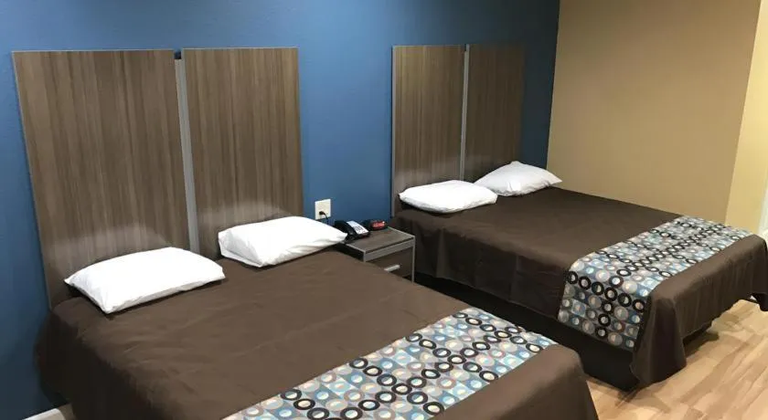 Bed in Deluxe Inn & Suites - Baytown