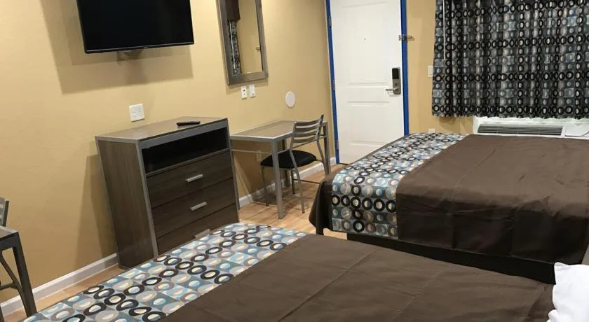 Bed in Deluxe Inn & Suites - Baytown