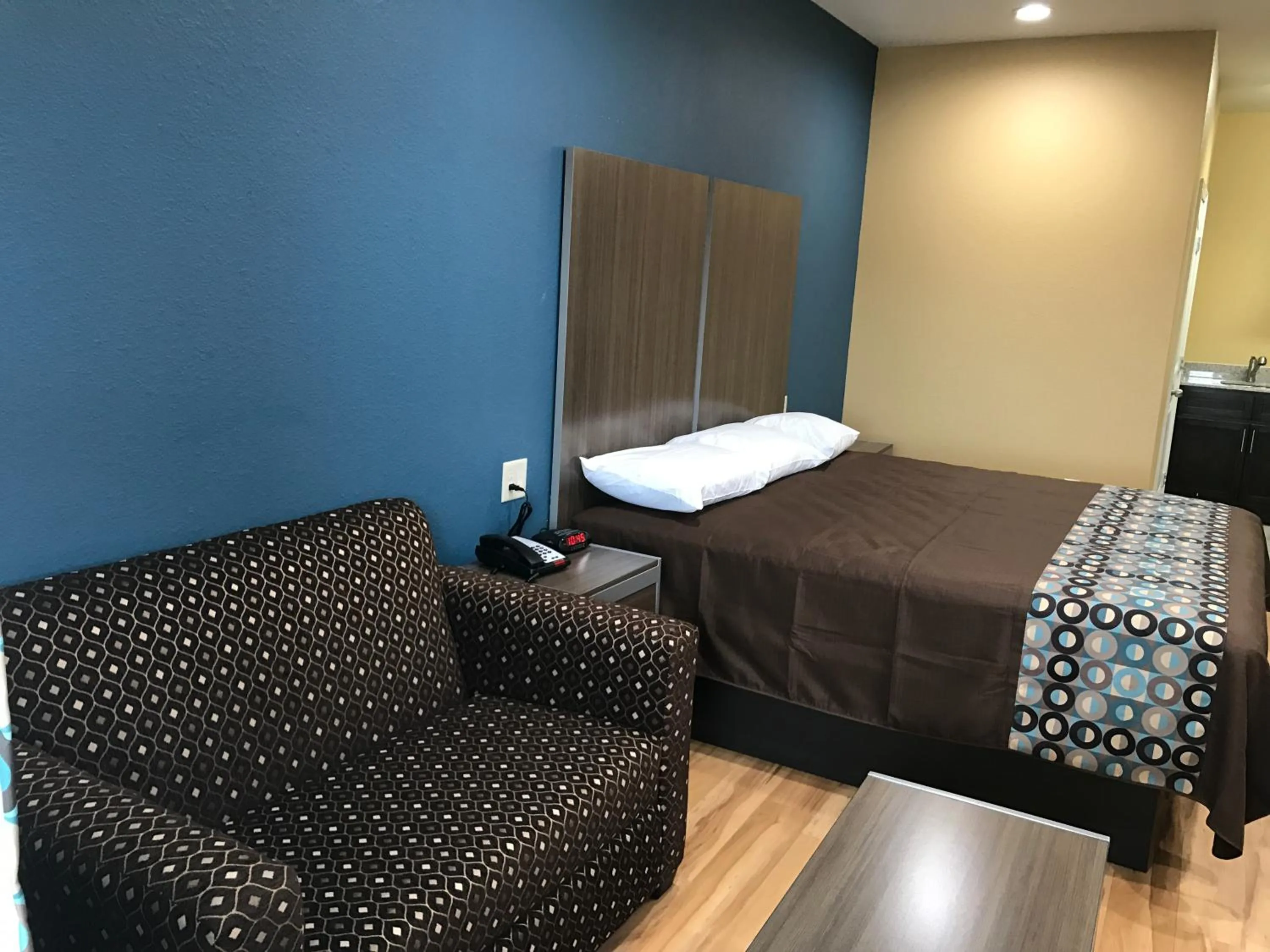 Bed in Deluxe Inn & Suites - Baytown