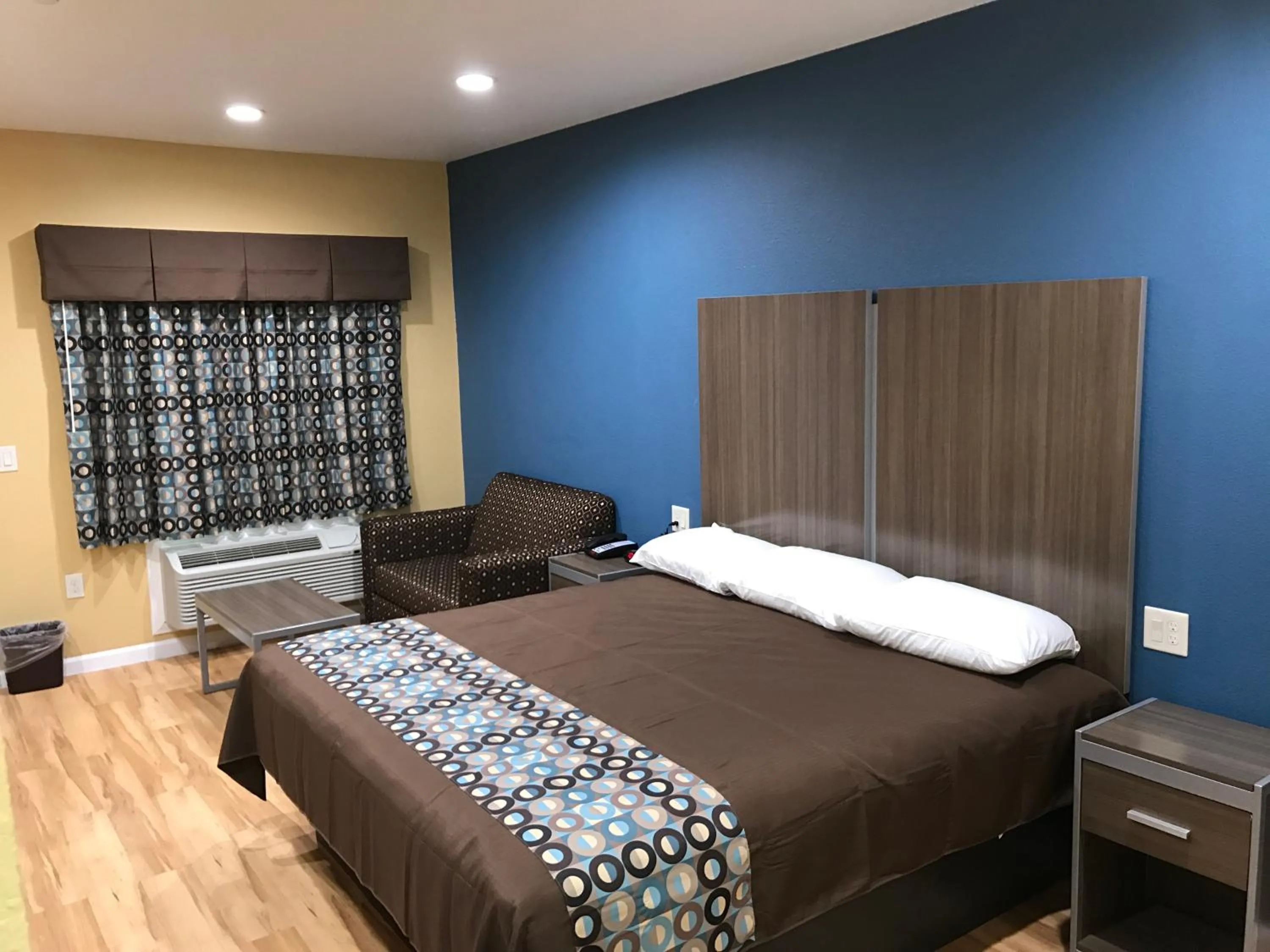 Bed in Deluxe Inn & Suites - Baytown