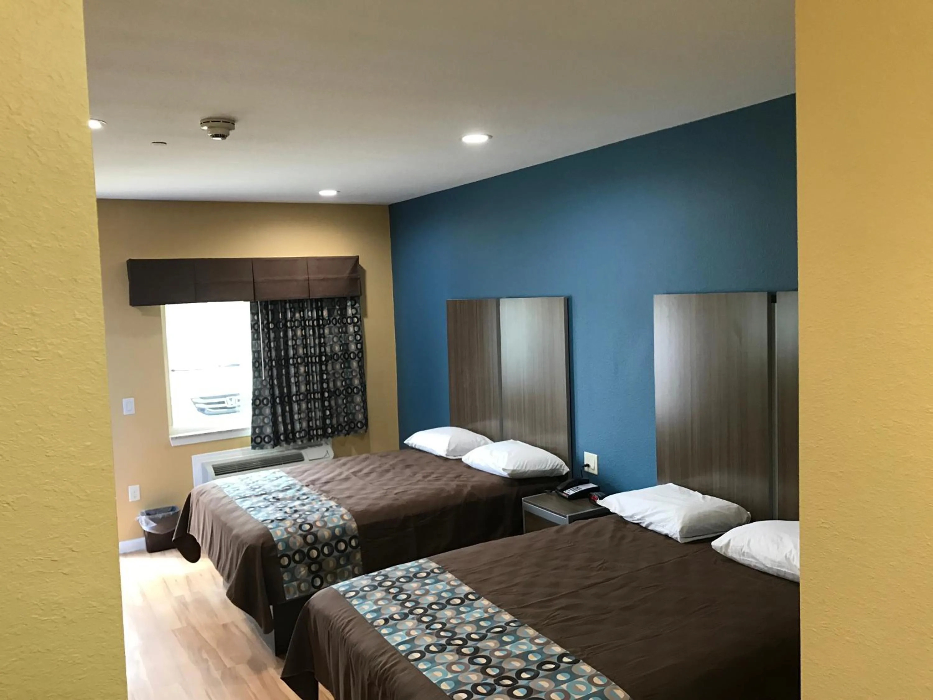 Bed in Deluxe Inn & Suites - Baytown