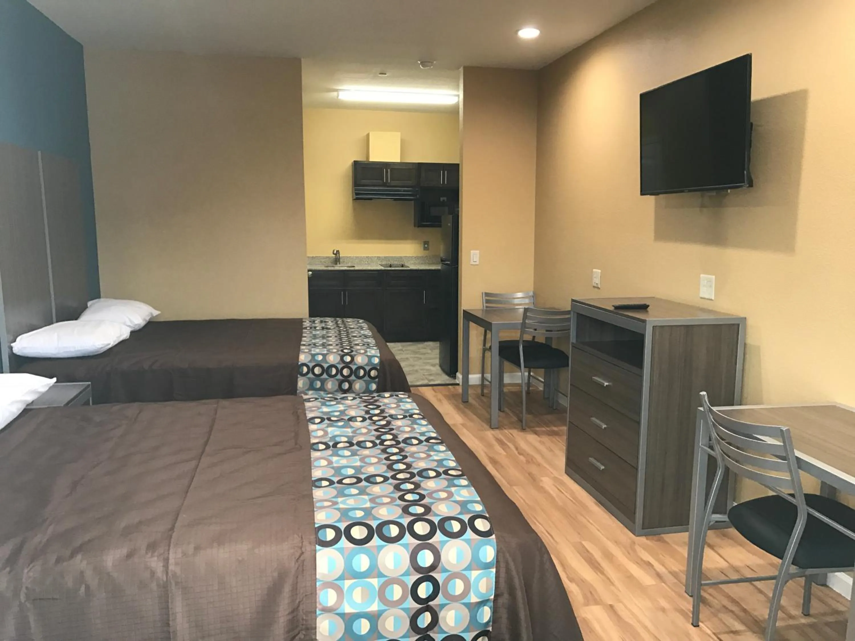 Bed in Deluxe Inn & Suites - Baytown