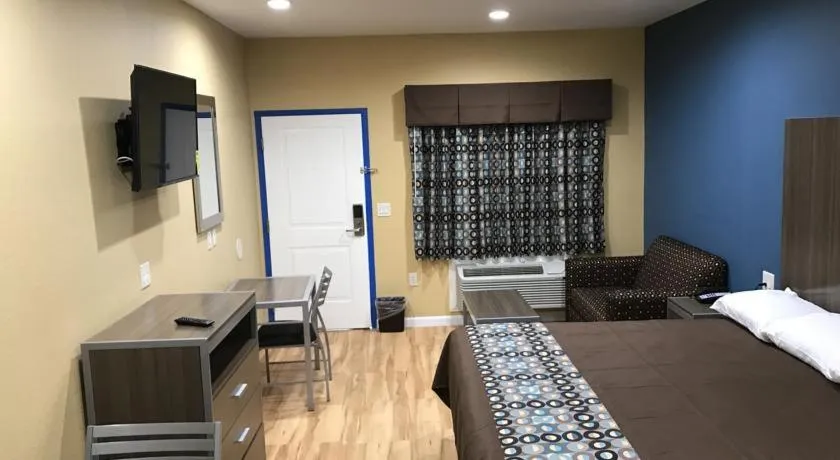 Bed in Deluxe Inn & Suites - Baytown