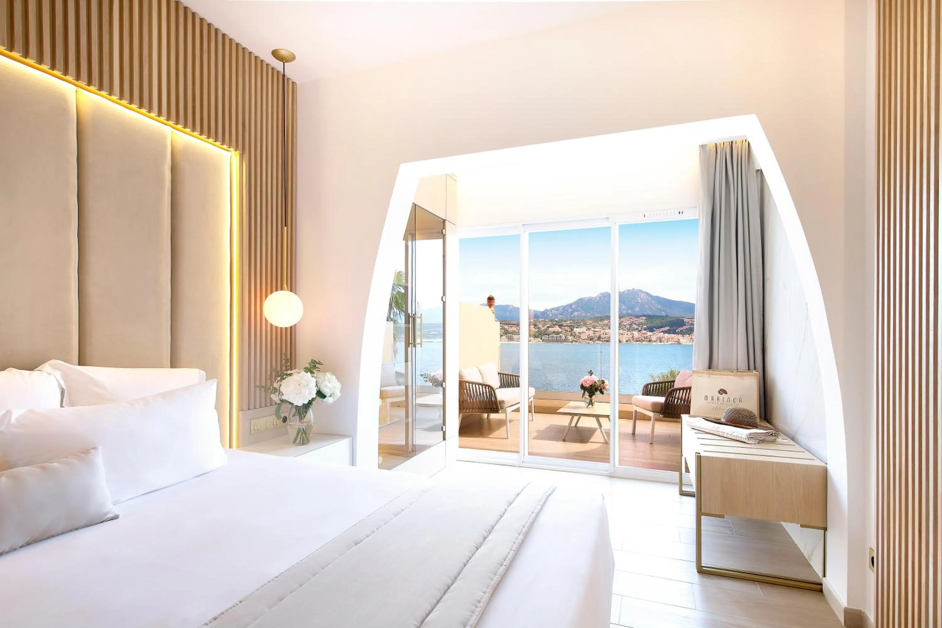 Bed in Hôtel Marinca & Spa