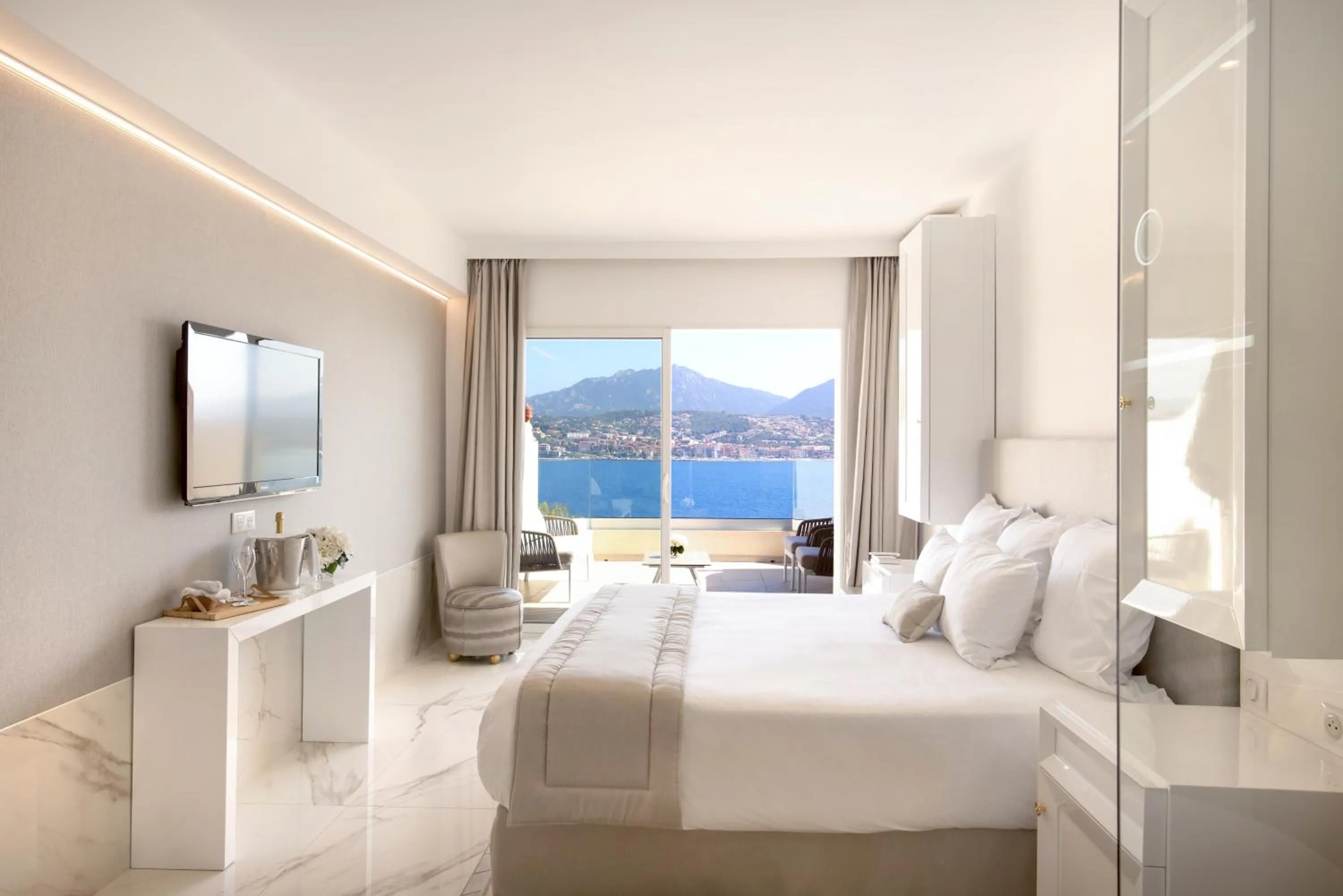 Bed in Hôtel Marinca & Spa