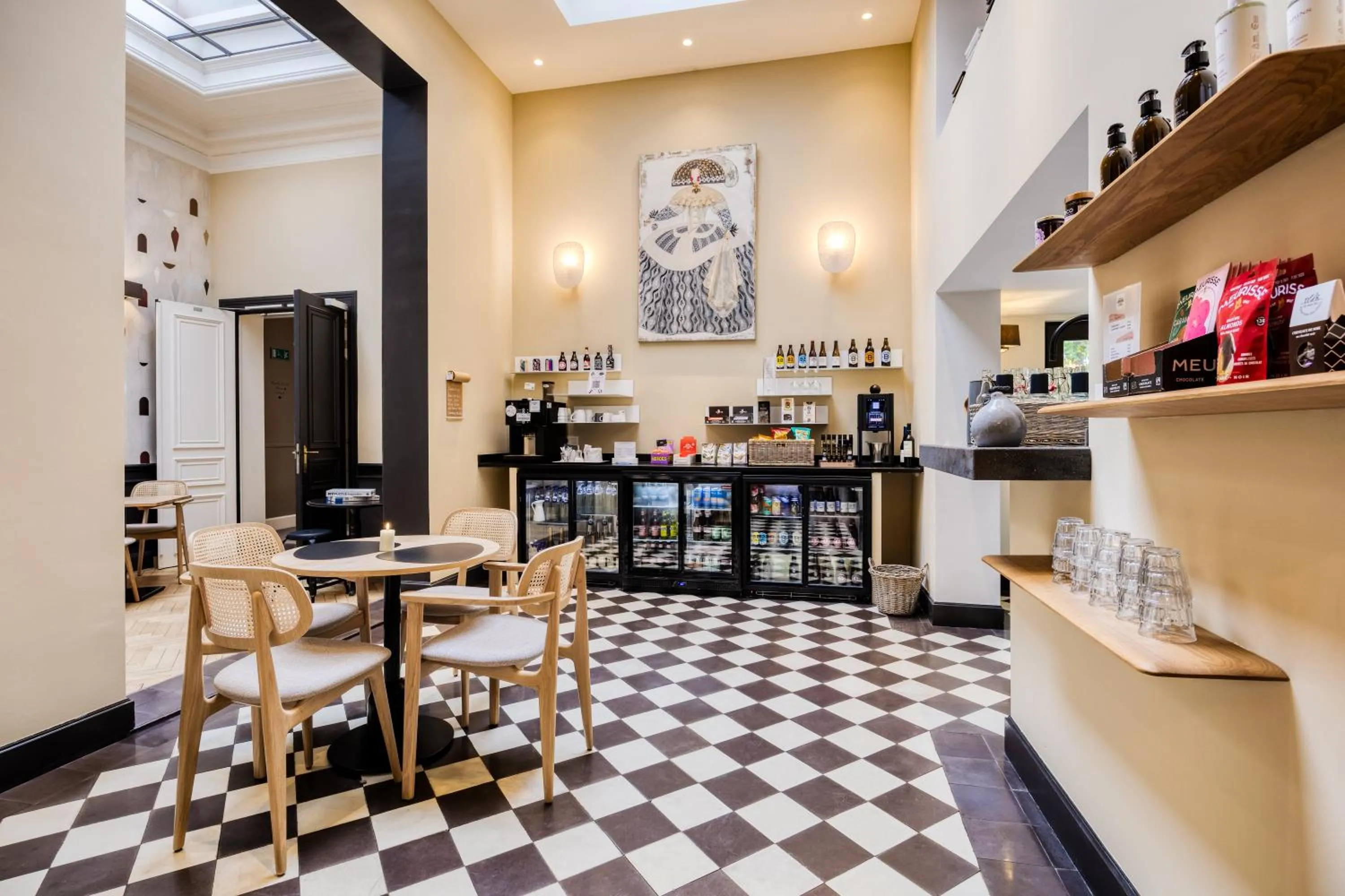 Food and drinks in Hotel Made In Louise