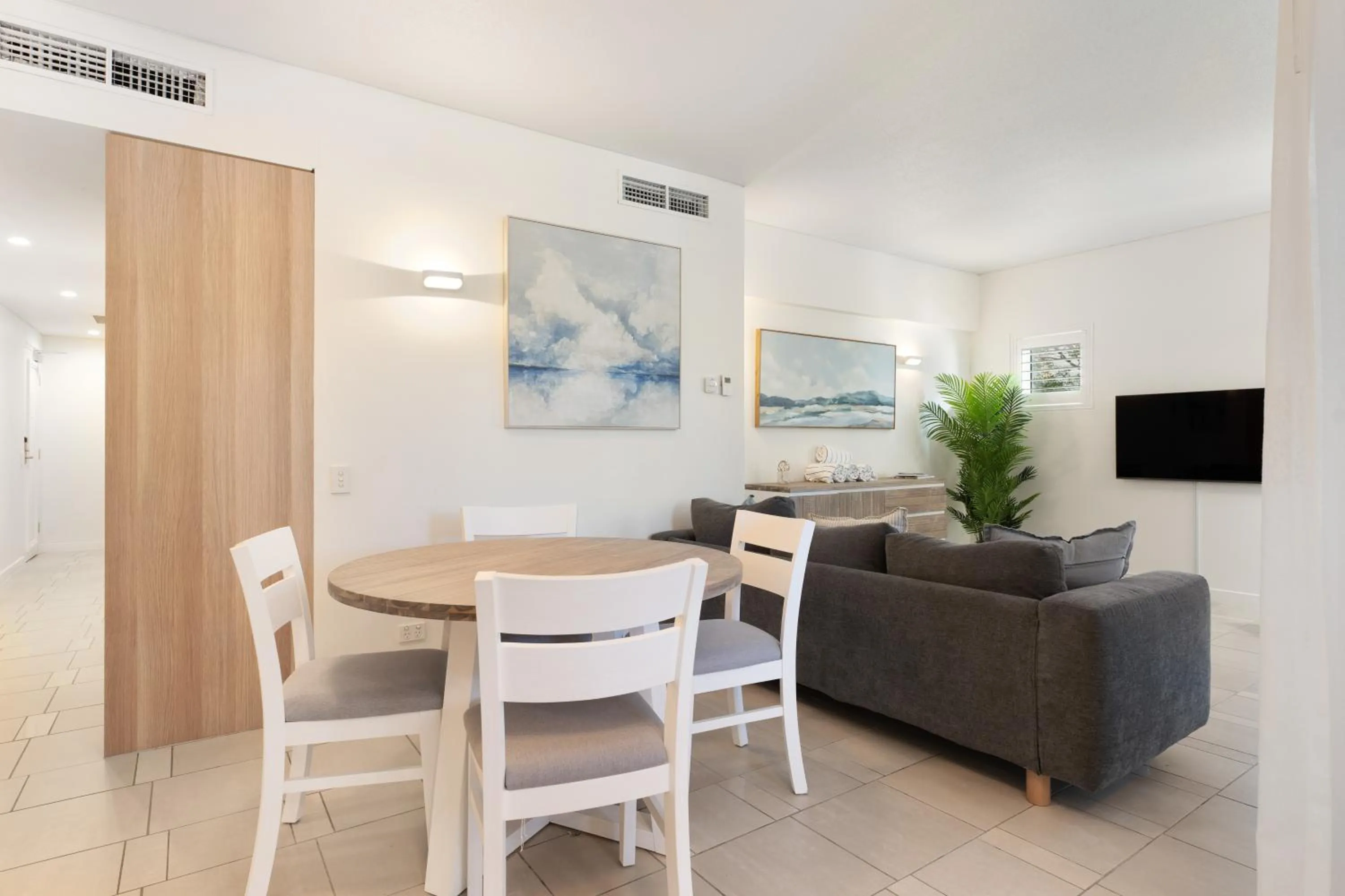 Dining area in Laguna on Hastings