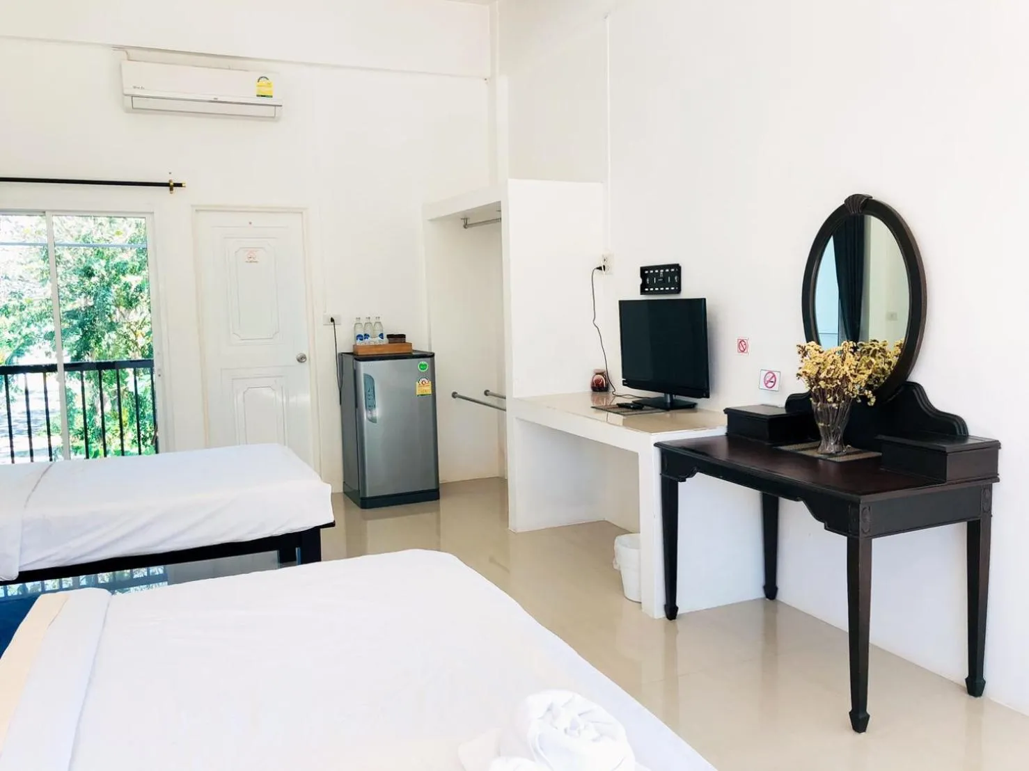 Communal lounge/ TV room, Bed in Baanlugchange Hotel โรงแรมบ้านลูกช้าง