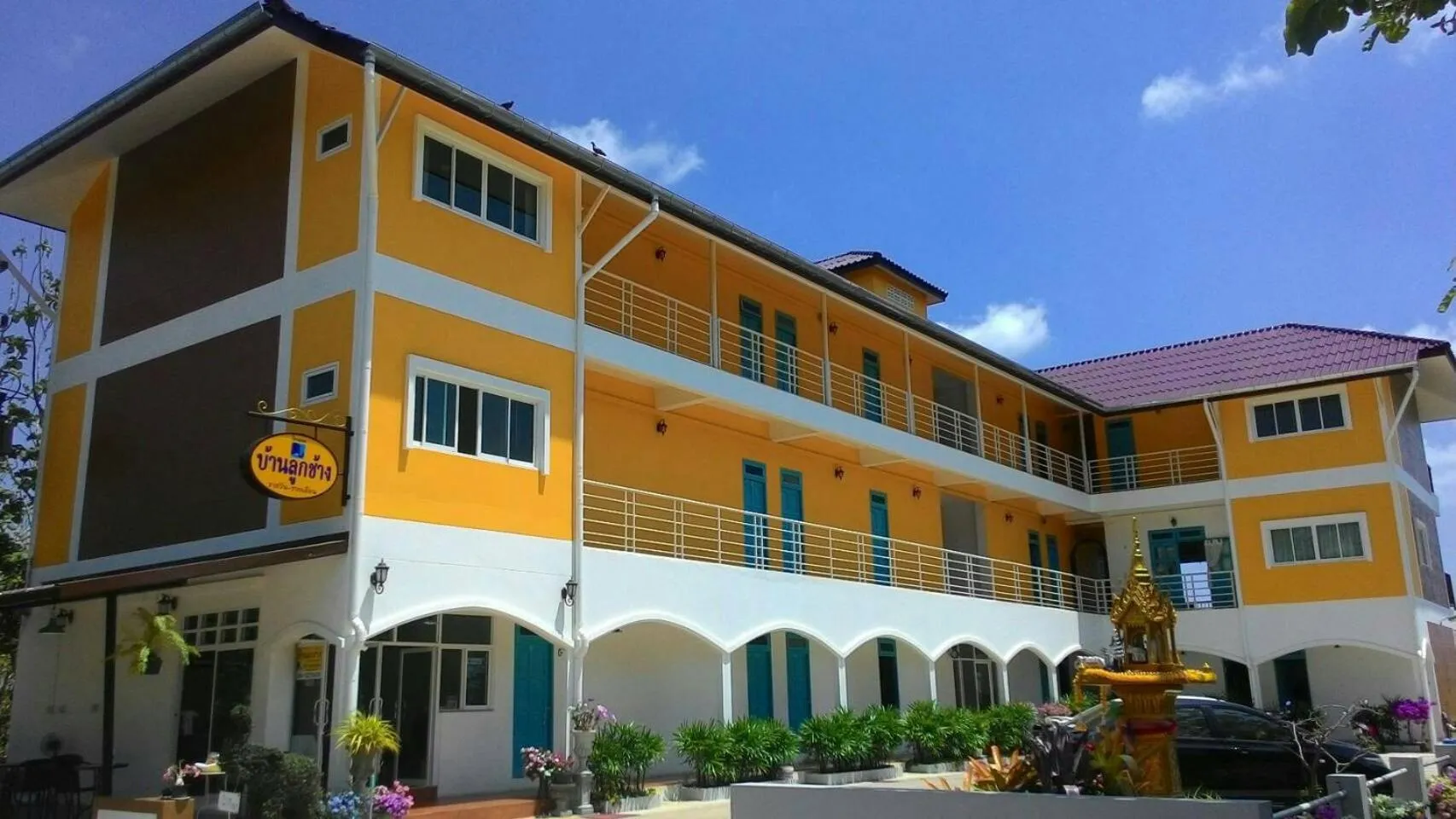 Property building in Baanlugchange Hotel โรงแรมบ้านลูกช้าง