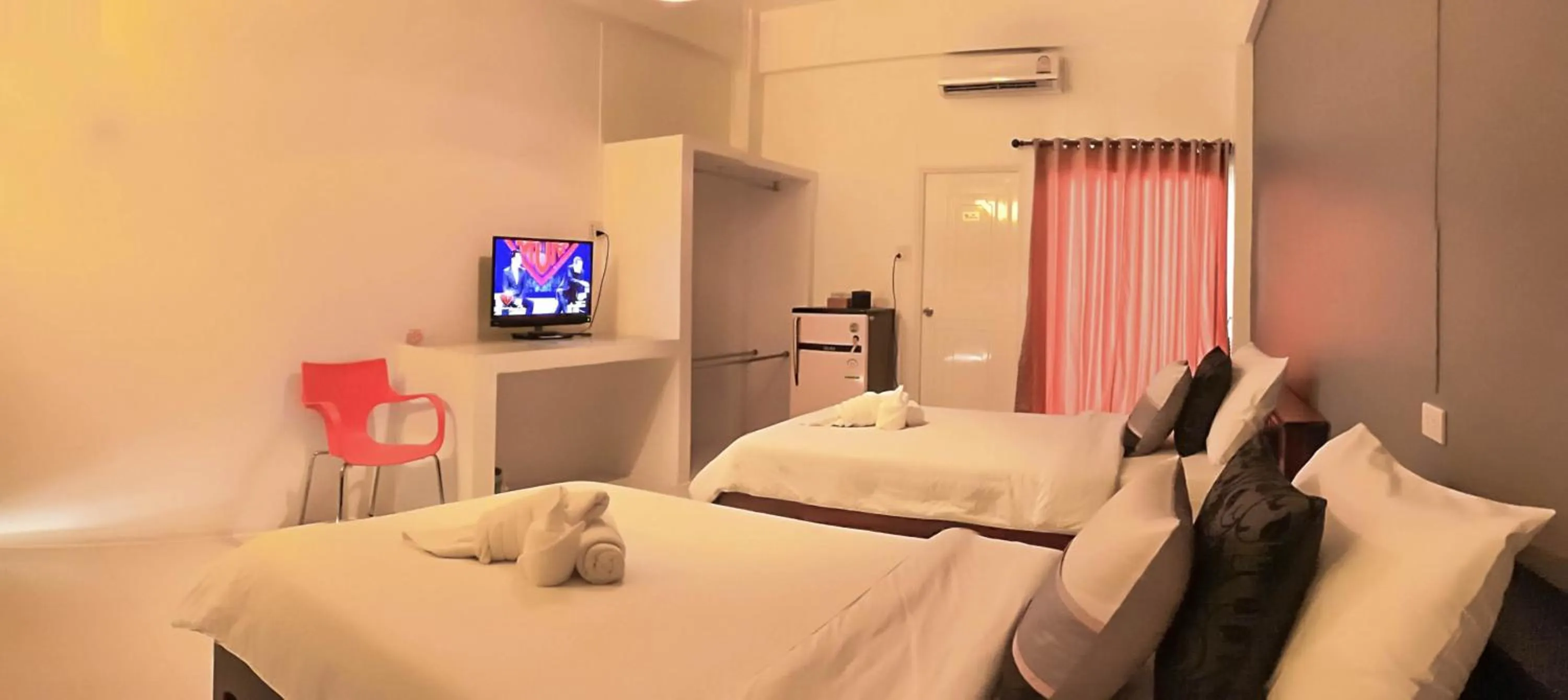 Photo of the whole room, Bed in Baanlugchange Hotel โรงแรมบ้านลูกช้าง