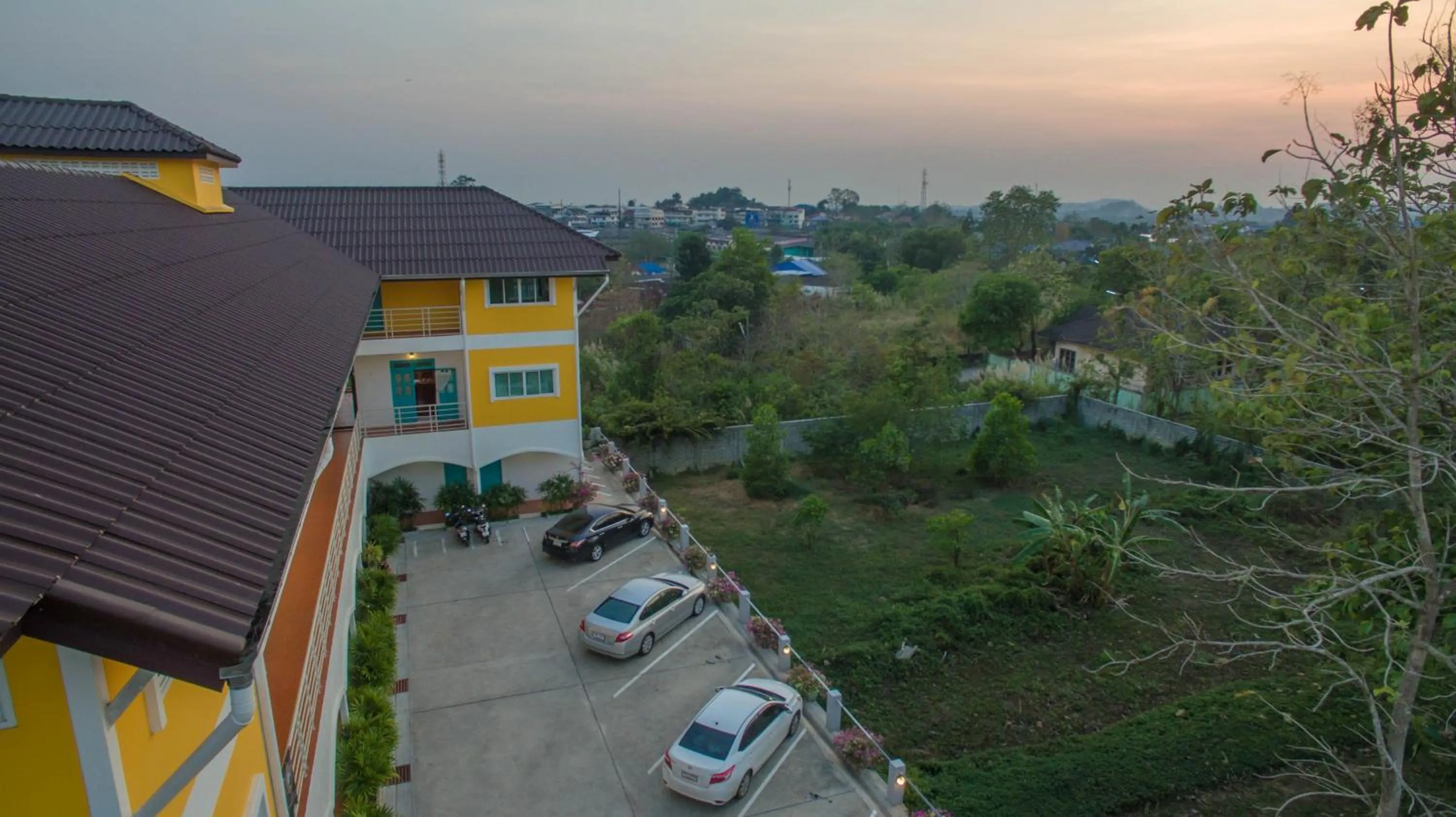 Property building in Baanlugchange Hotel โรงแรมบ้านลูกช้าง