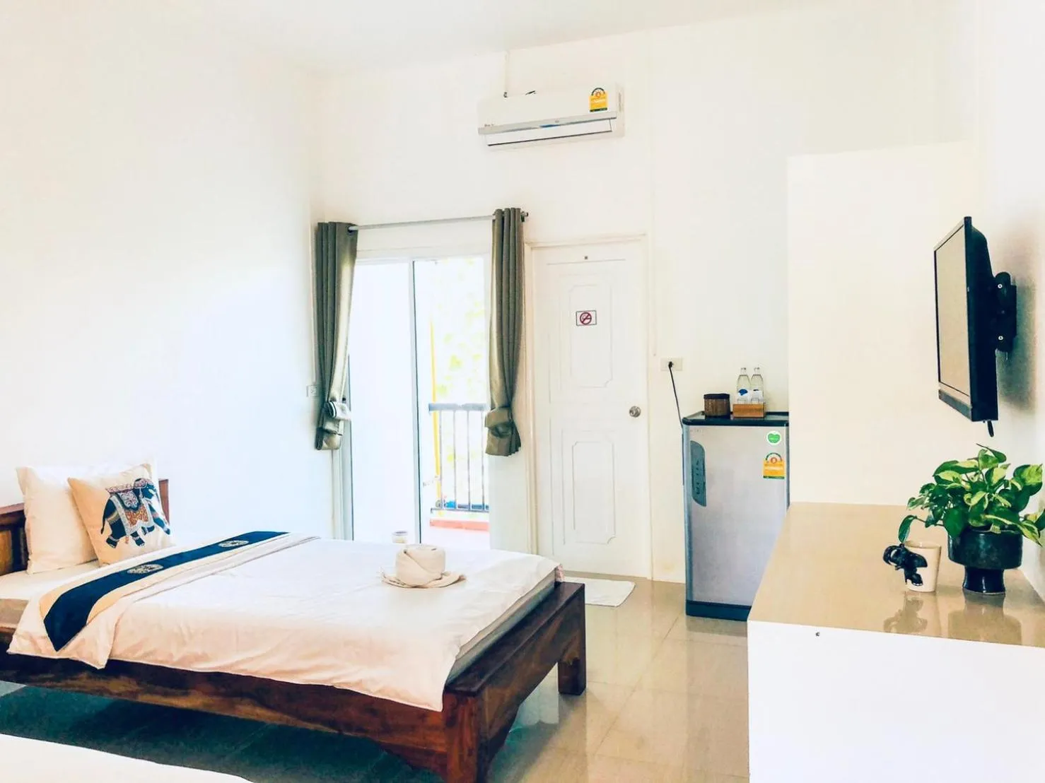 Photo of the whole room, Bed in Baanlugchange Hotel โรงแรมบ้านลูกช้าง