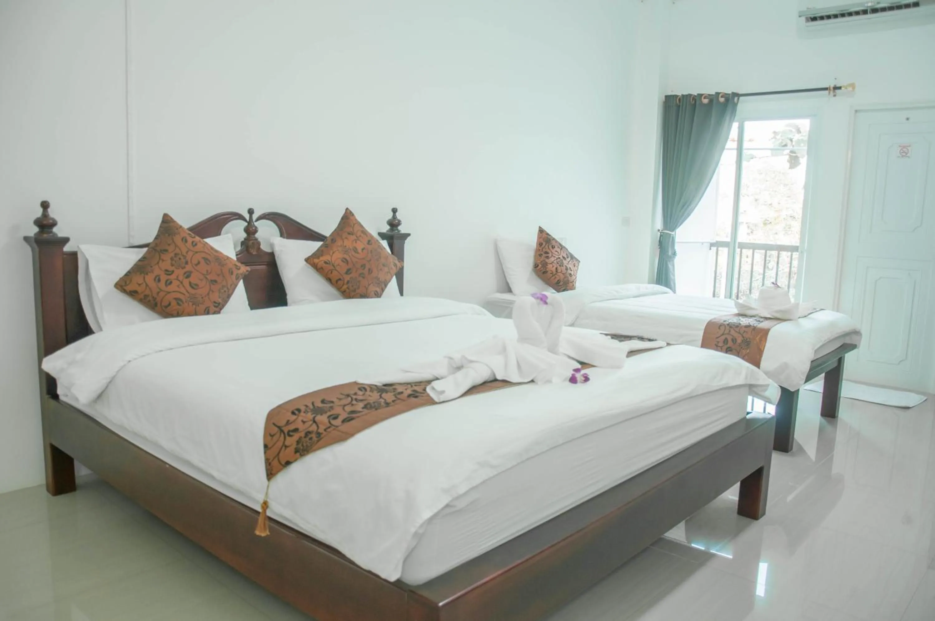 Photo of the whole room, Bed in Baanlugchange Hotel โรงแรมบ้านลูกช้าง