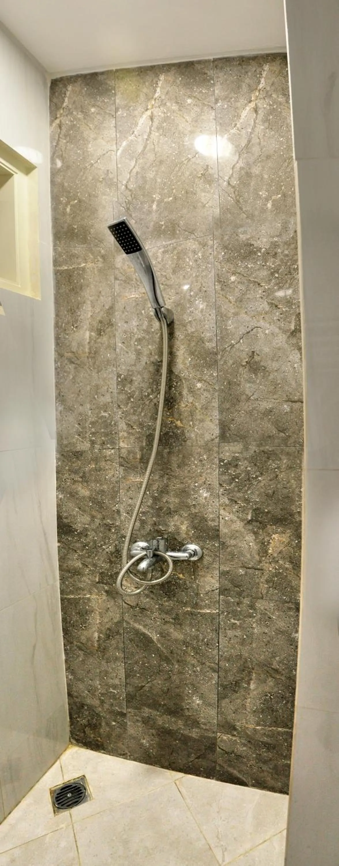 Shower in Grand Kebonsari Guesthouse