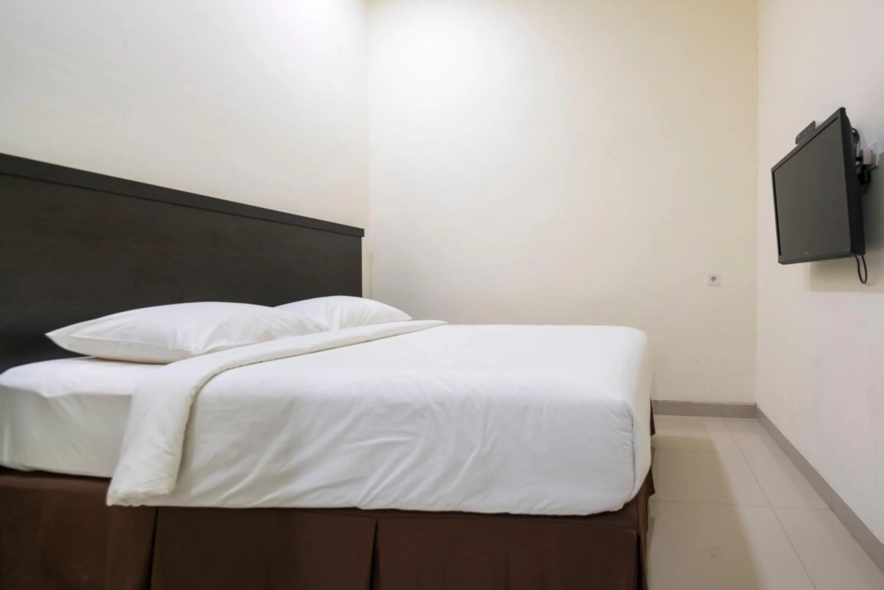 Photo of the whole room, Bed in Grand Kebonsari Guesthouse