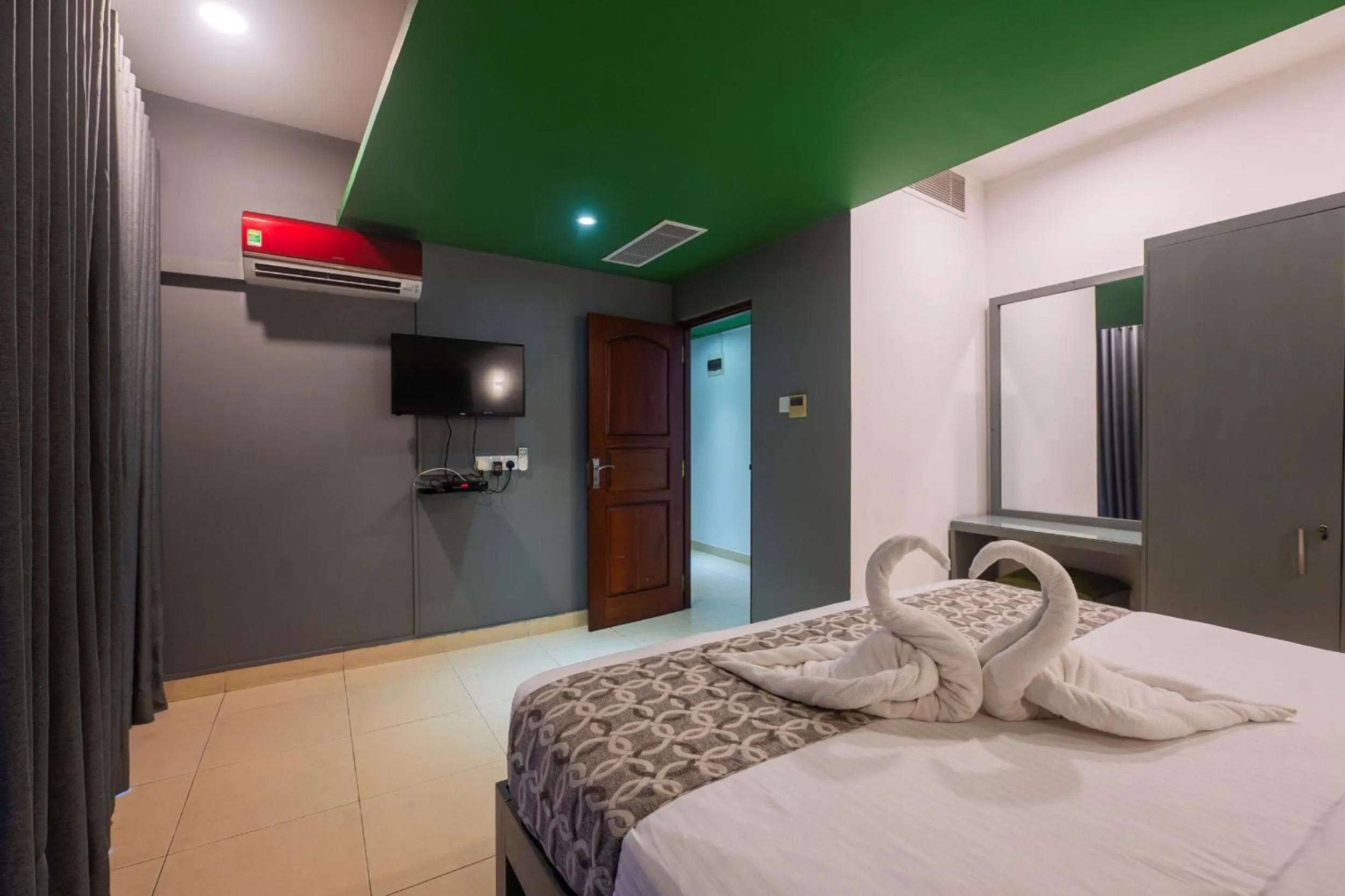 Photo of the whole room, Bed in Thilhara Colombo