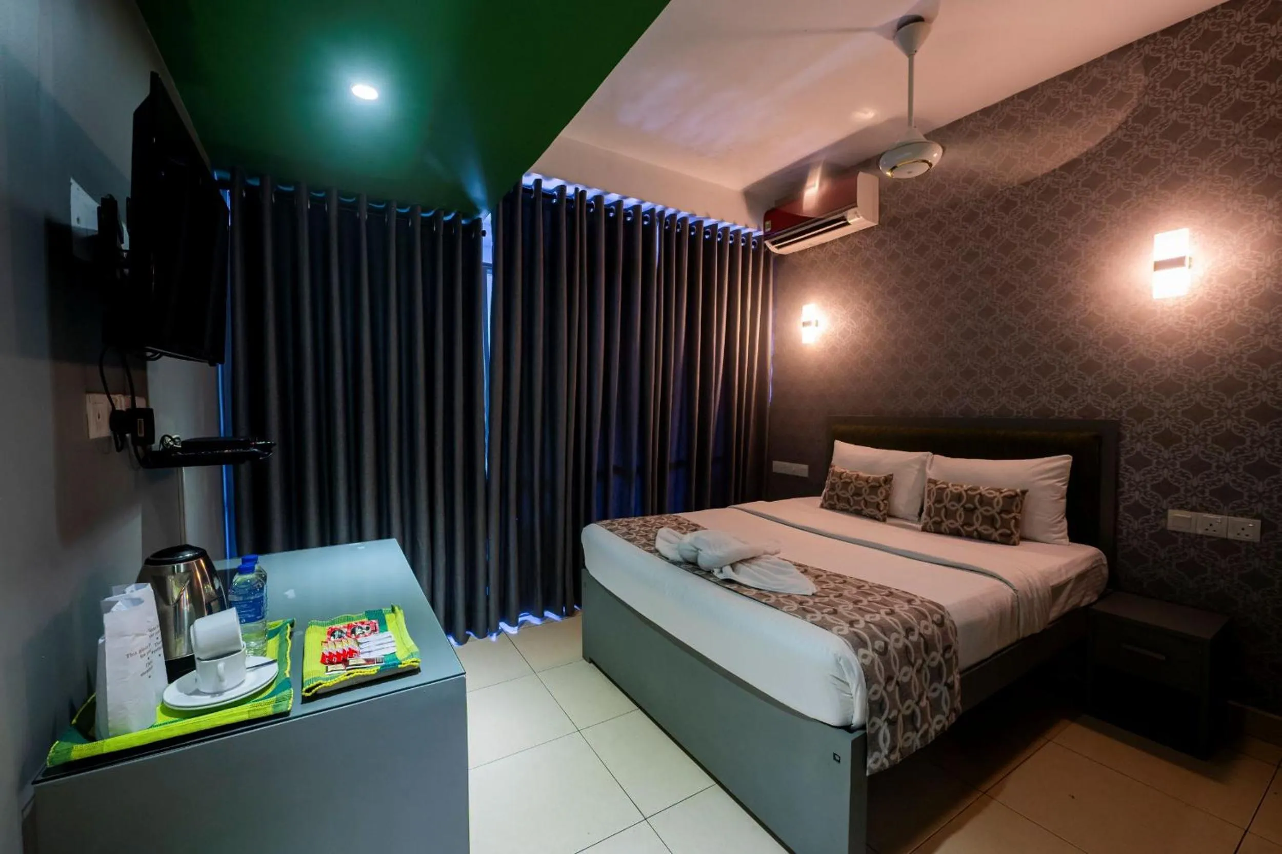 Photo of the whole room, Bed in Thilhara Colombo