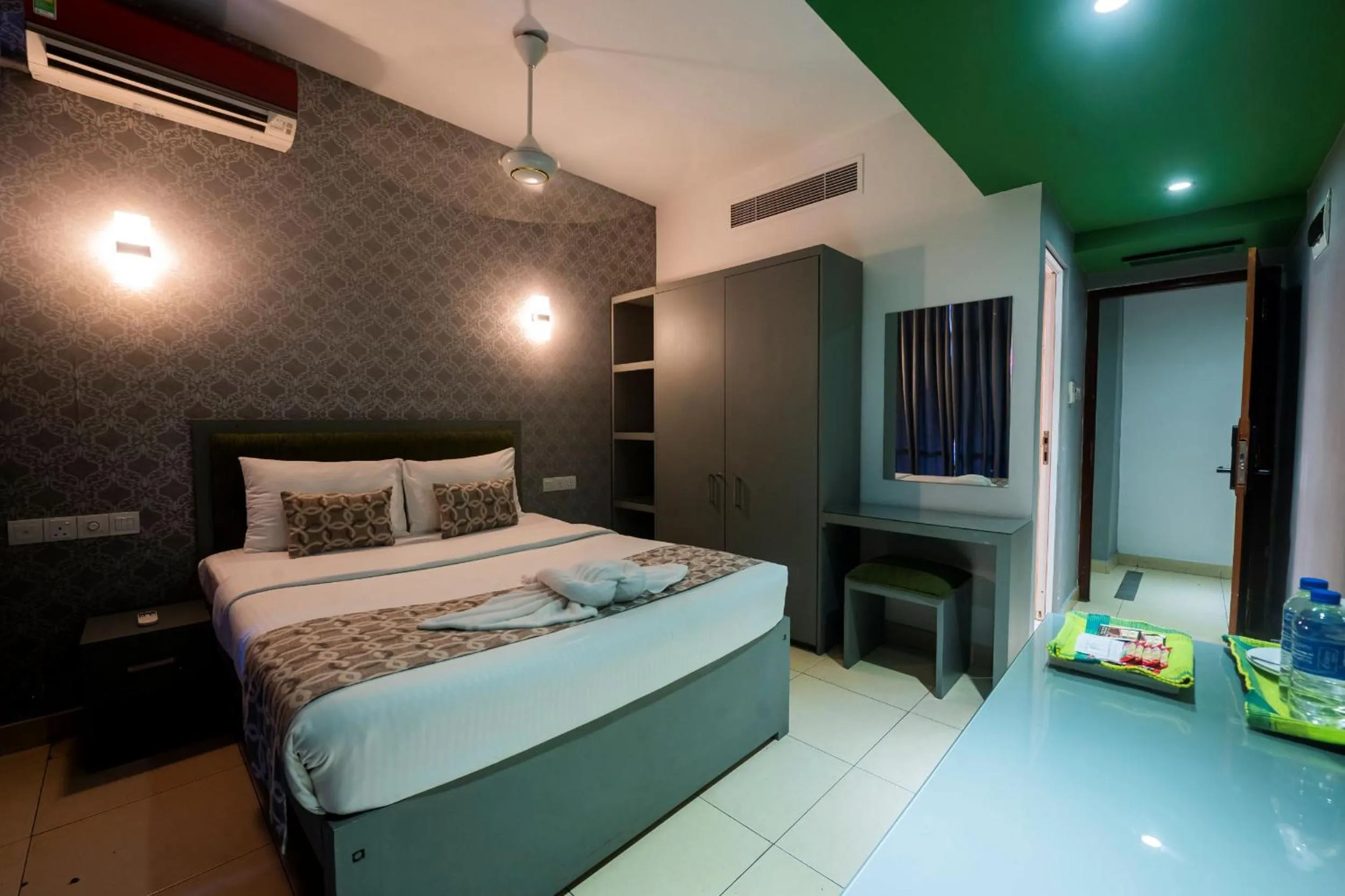Photo of the whole room, Bed in Thilhara Colombo