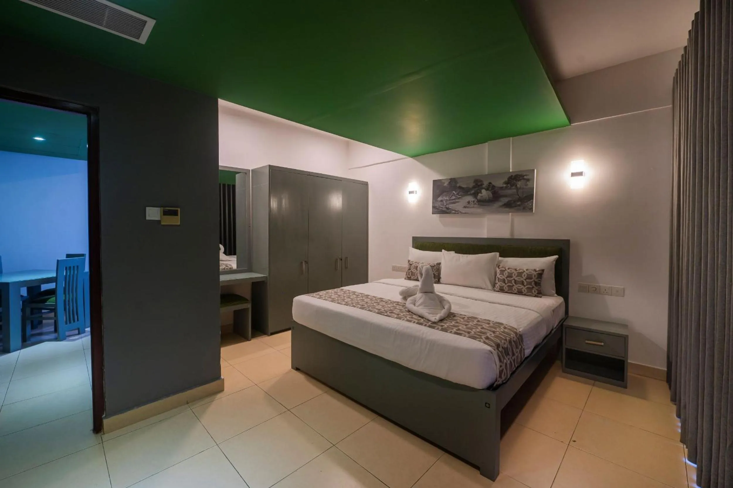 Photo of the whole room, Bed in Thilhara Colombo