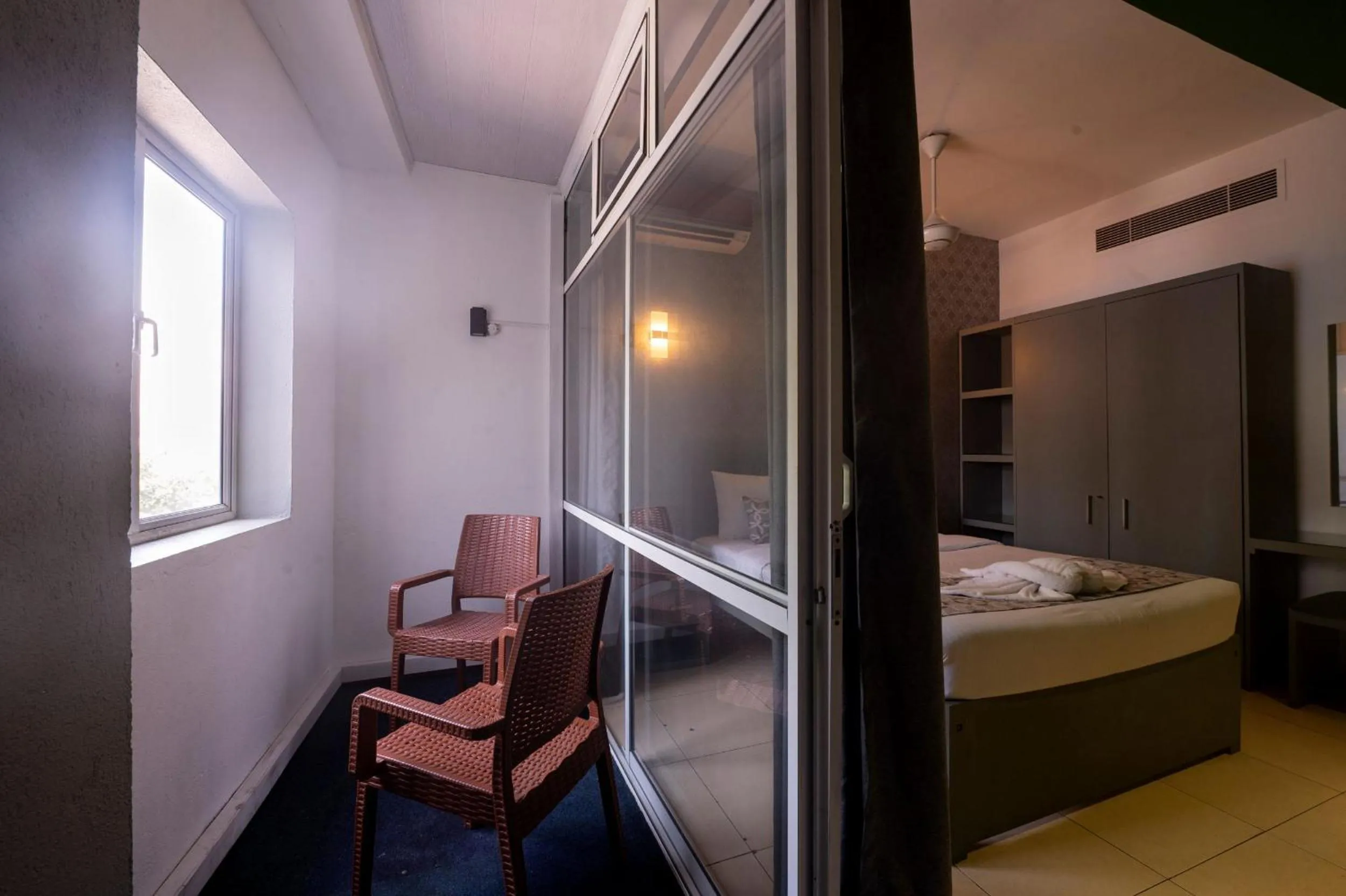 Photo of the whole room, Bed in Thilhara Colombo