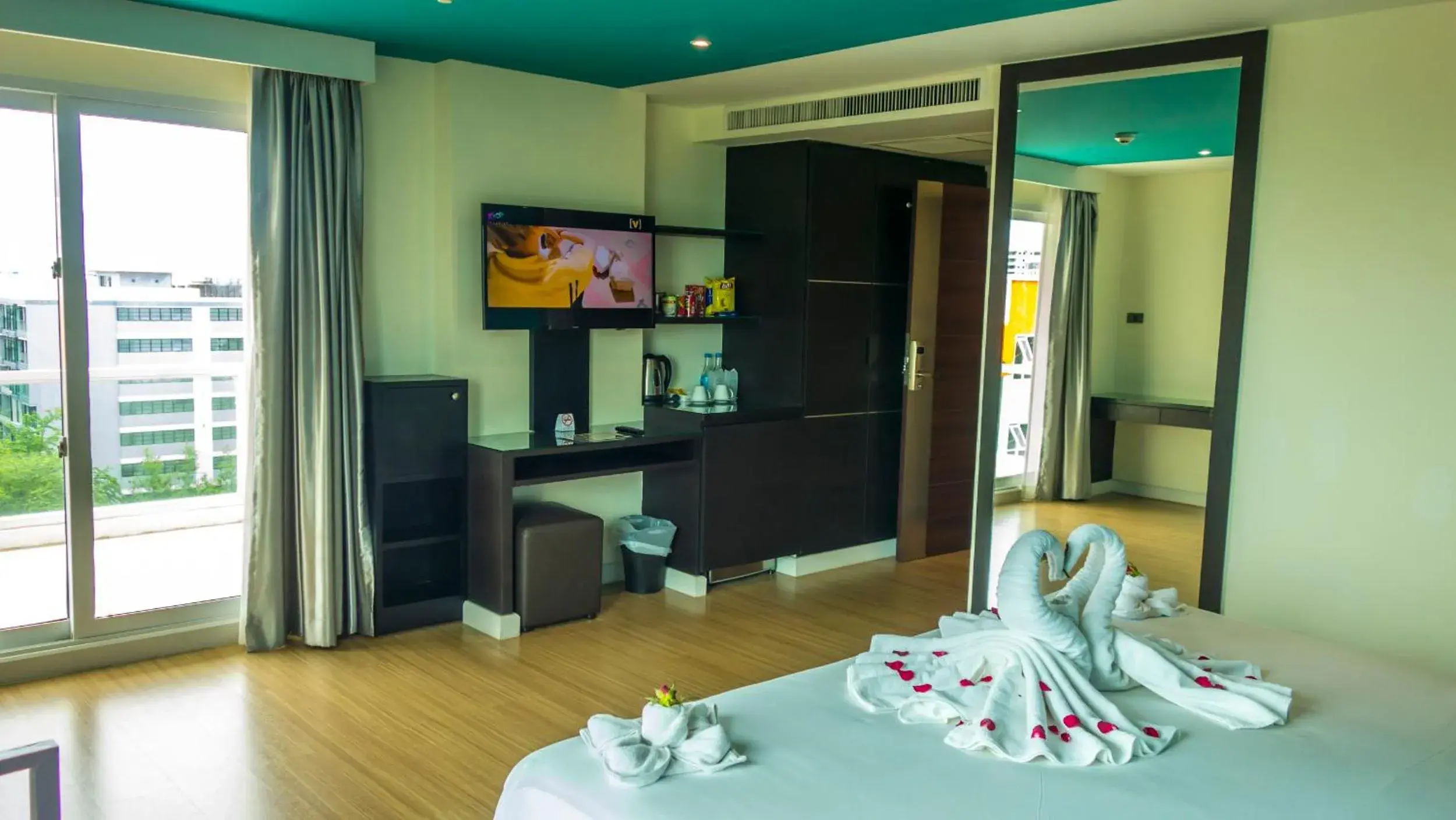 TV and multimedia, Bed in Unique Regency Pattaya TV and multimedia, Bed in Unique Regency Pattaya