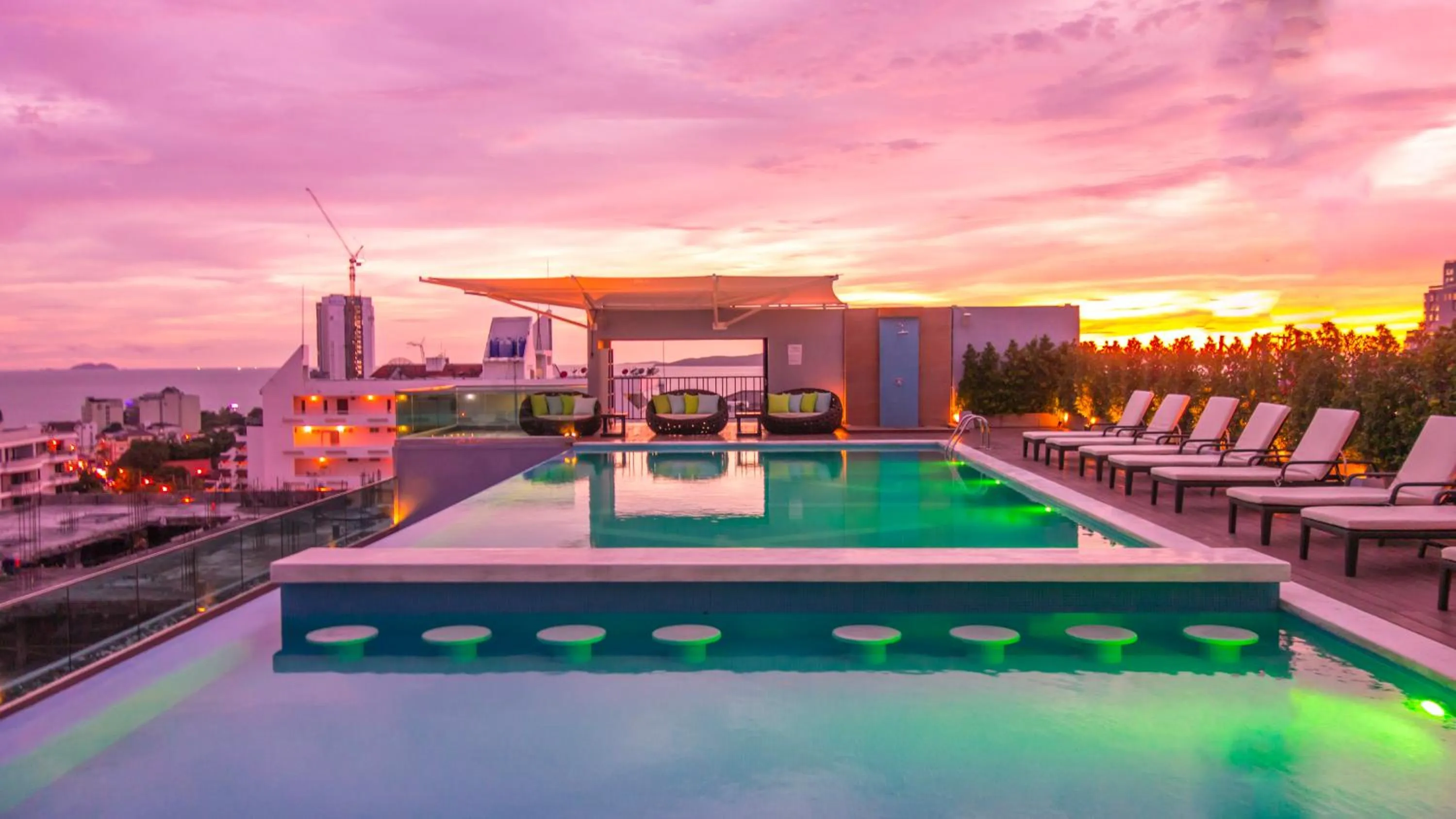 Pool view in Unique Regency Pattaya