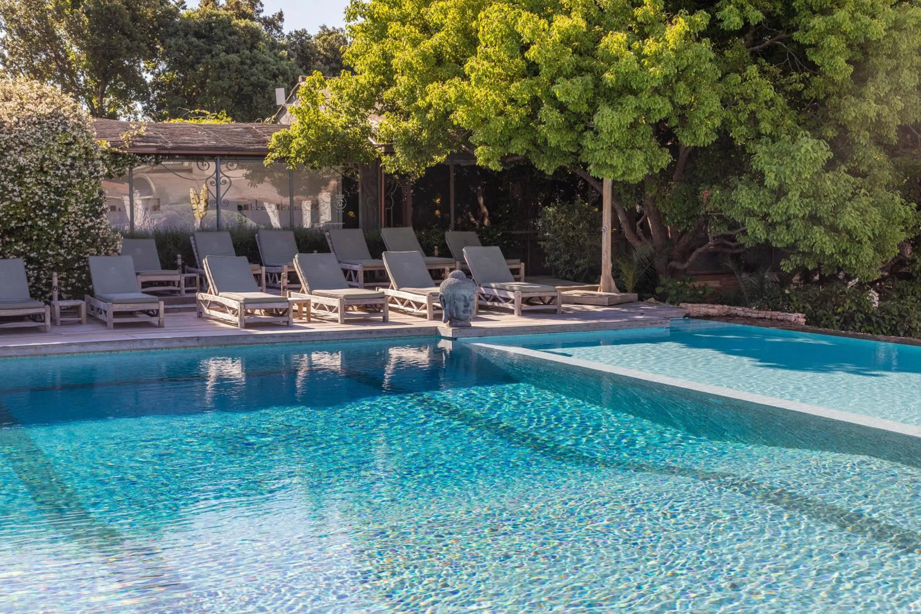 Swimming pool in Hôtel Le Roi Théodore & Spa