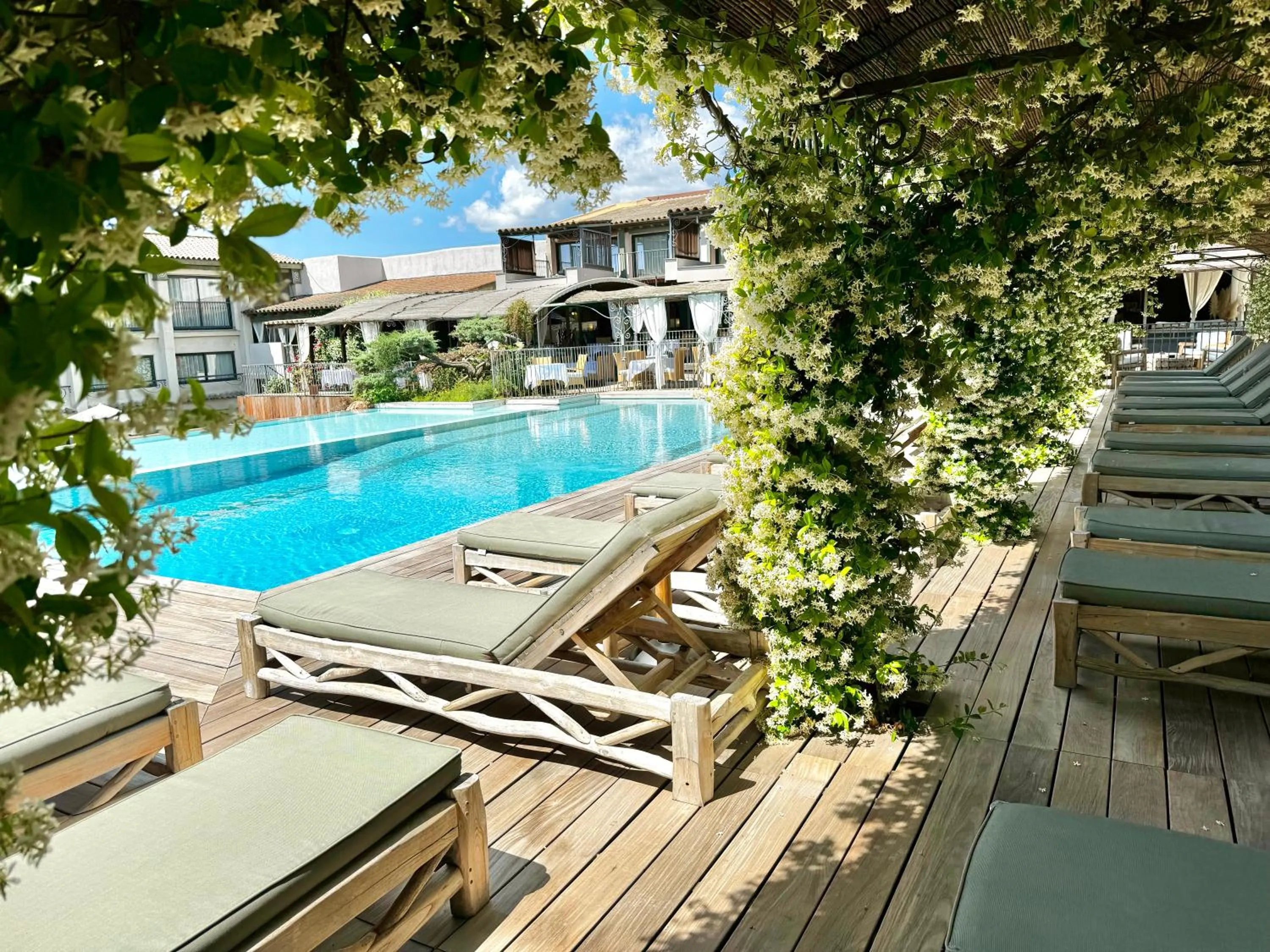 Swimming pool in Hôtel Le Roi Théodore & Spa