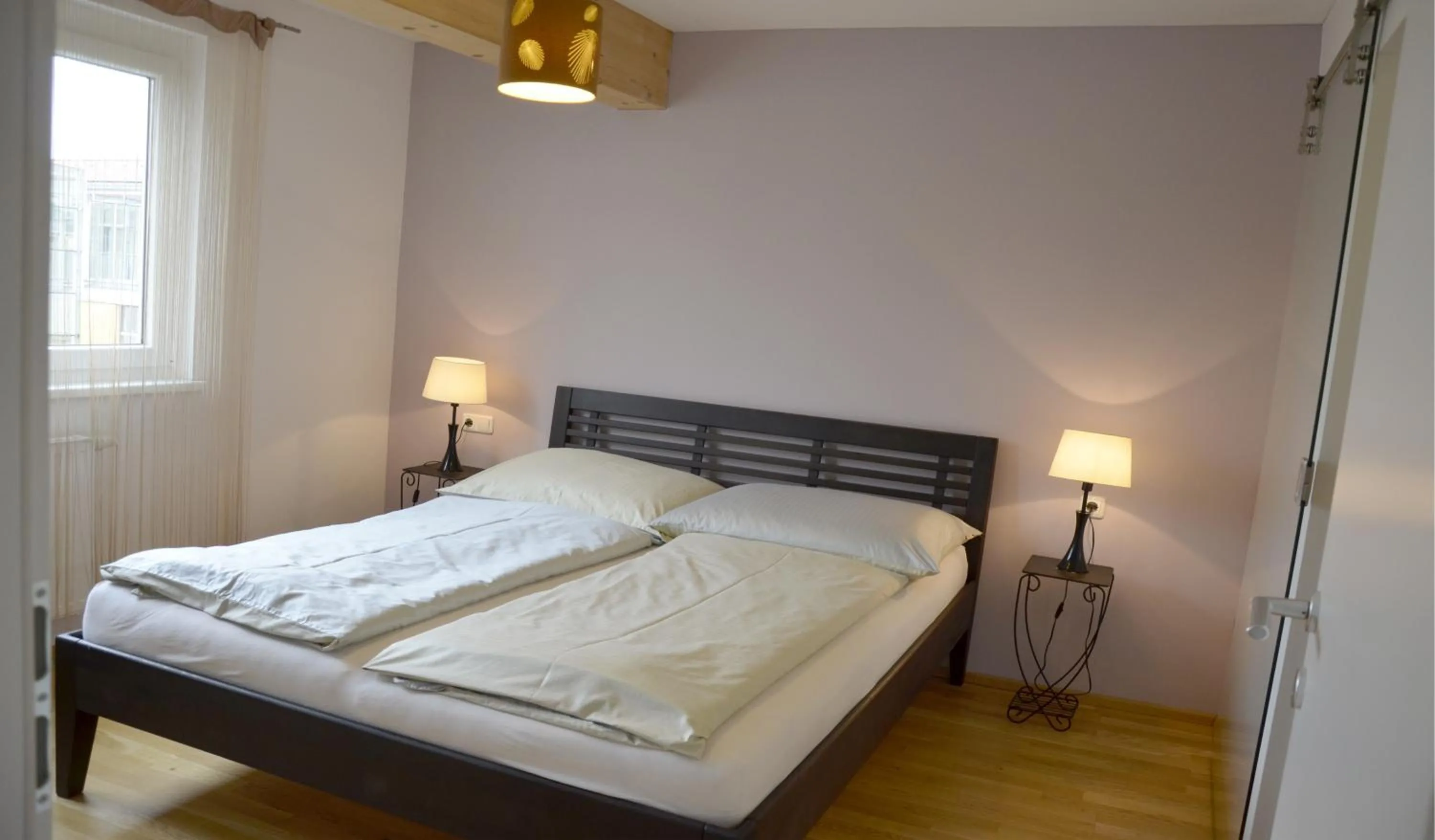 Bed in Apartment mit großem Balkon