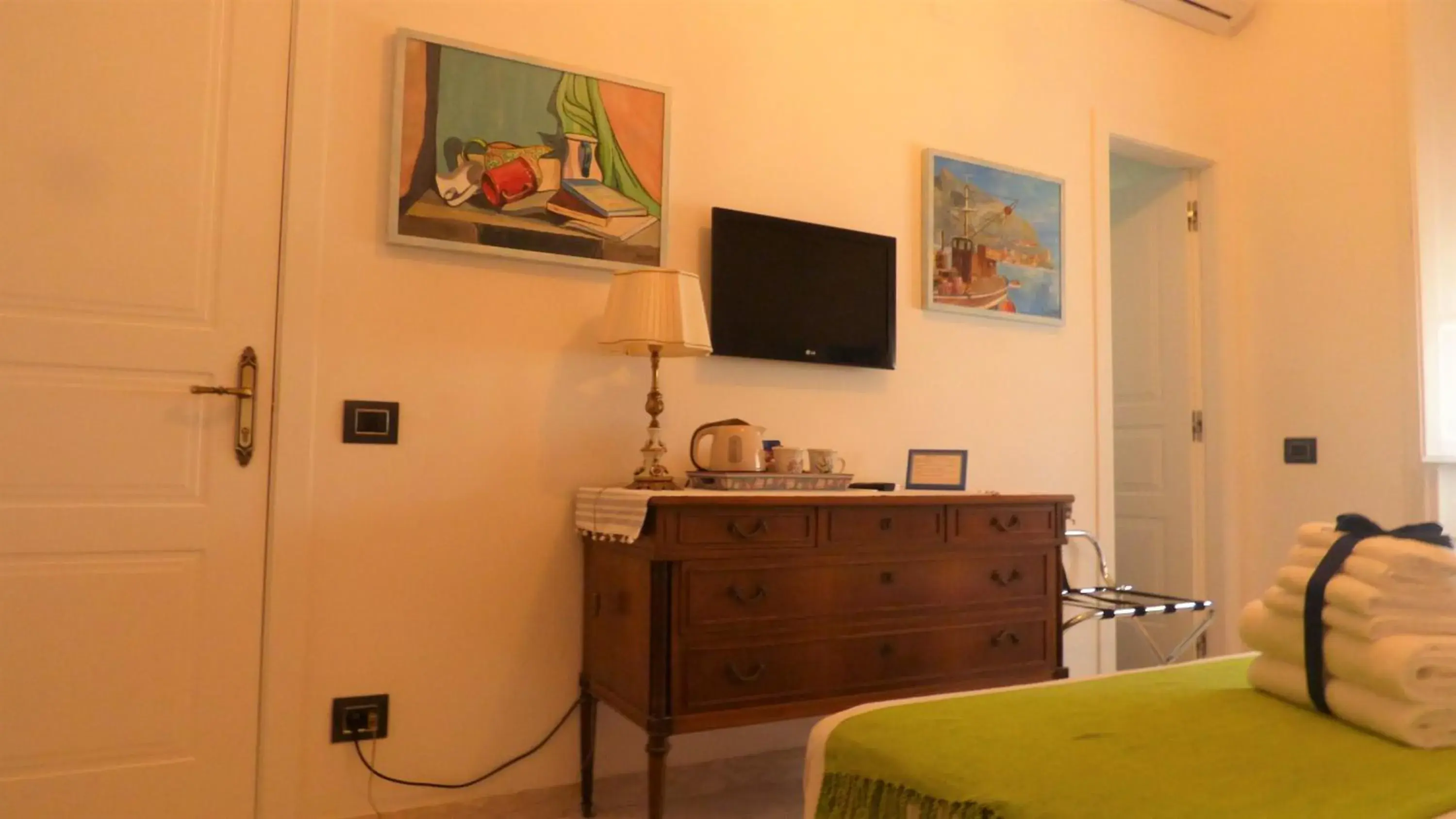 Twin Room with Private Bathroom - single occupancy in Conte di Morelia Twin Room with Private Bathroom - single occupancy in Conte di Morelia