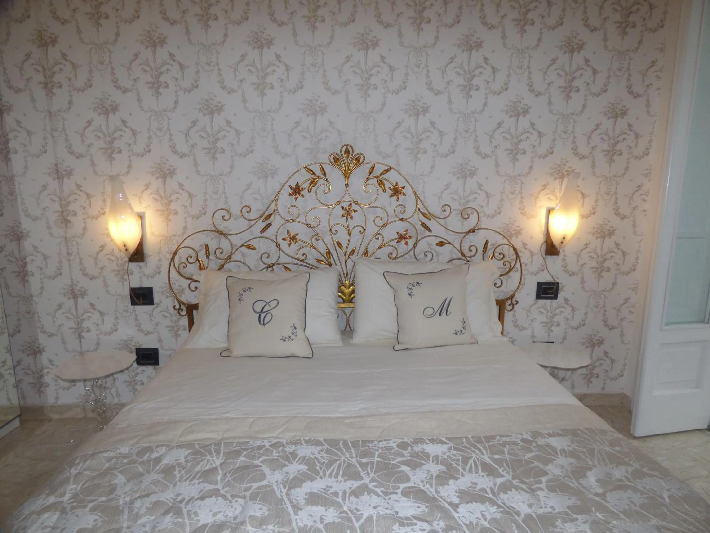 Photo of the whole room, Bed in Conte di Morelia