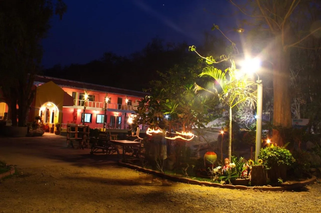 Facade/entrance in Yen at phayayen