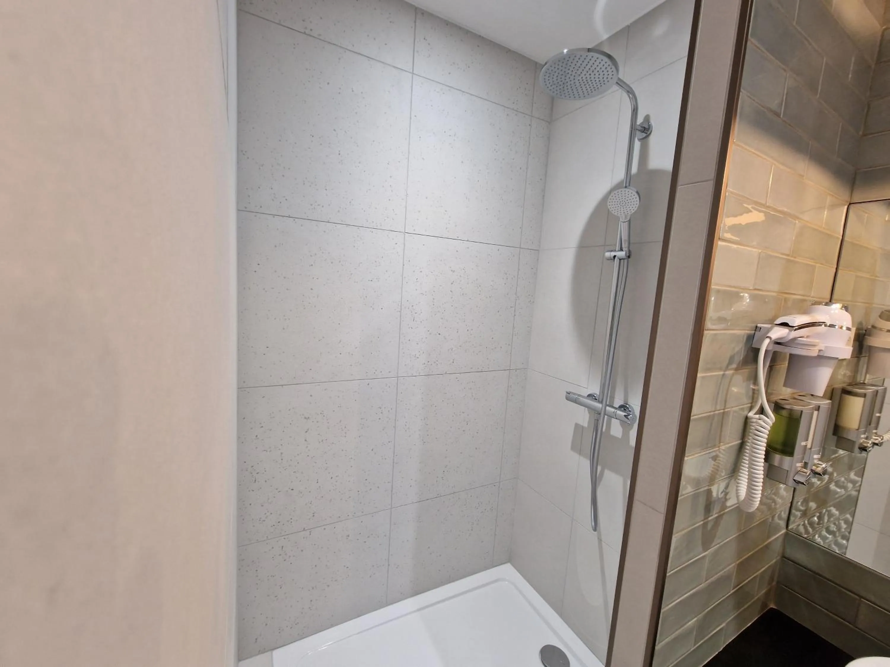 Shower in Hôtel Bella Vista