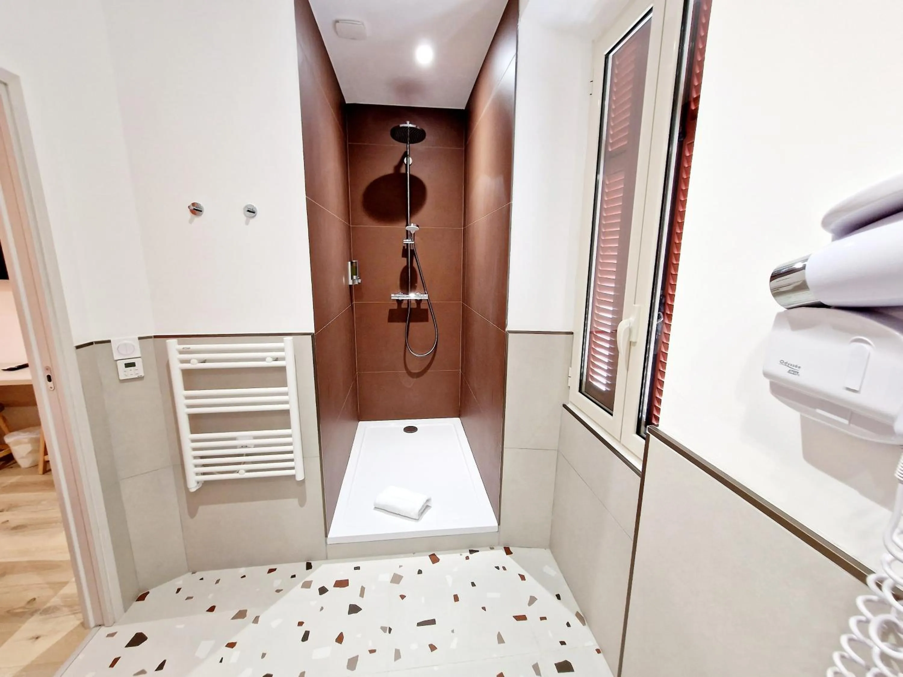 Shower, Bed in Hôtel Bella Vista