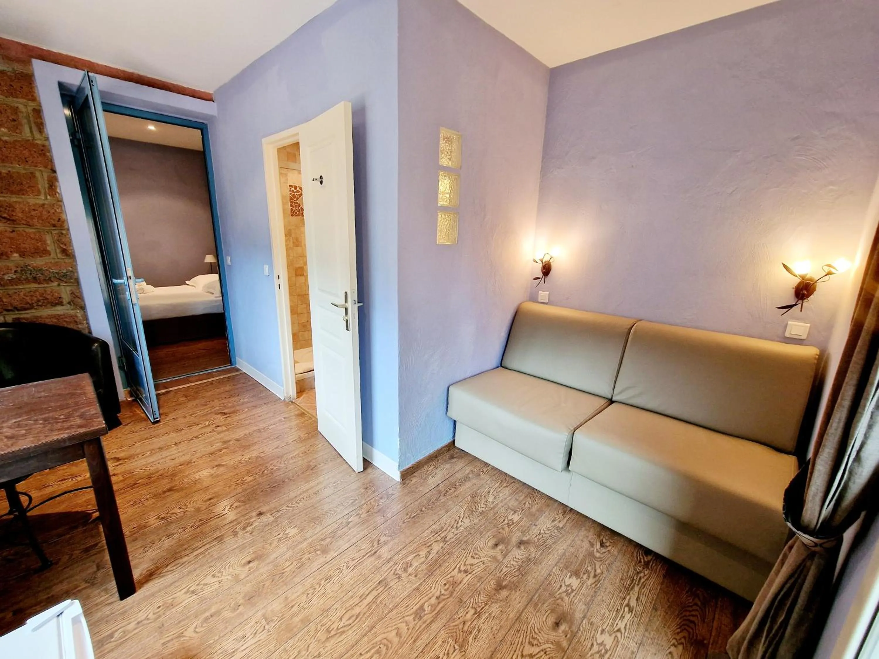 Living room, Bed in Hôtel Bella Vista