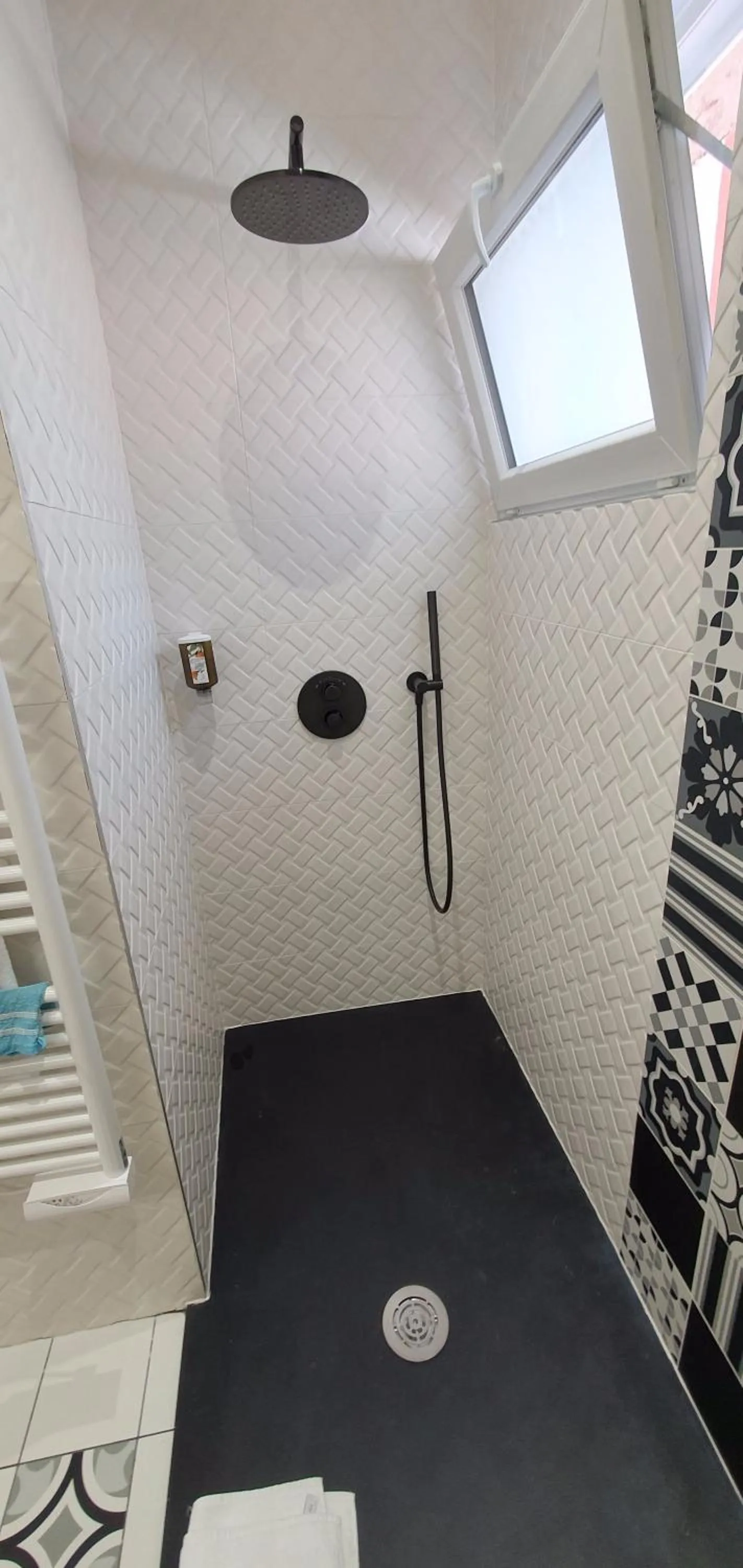 Shower in Hôtel Bella Vista