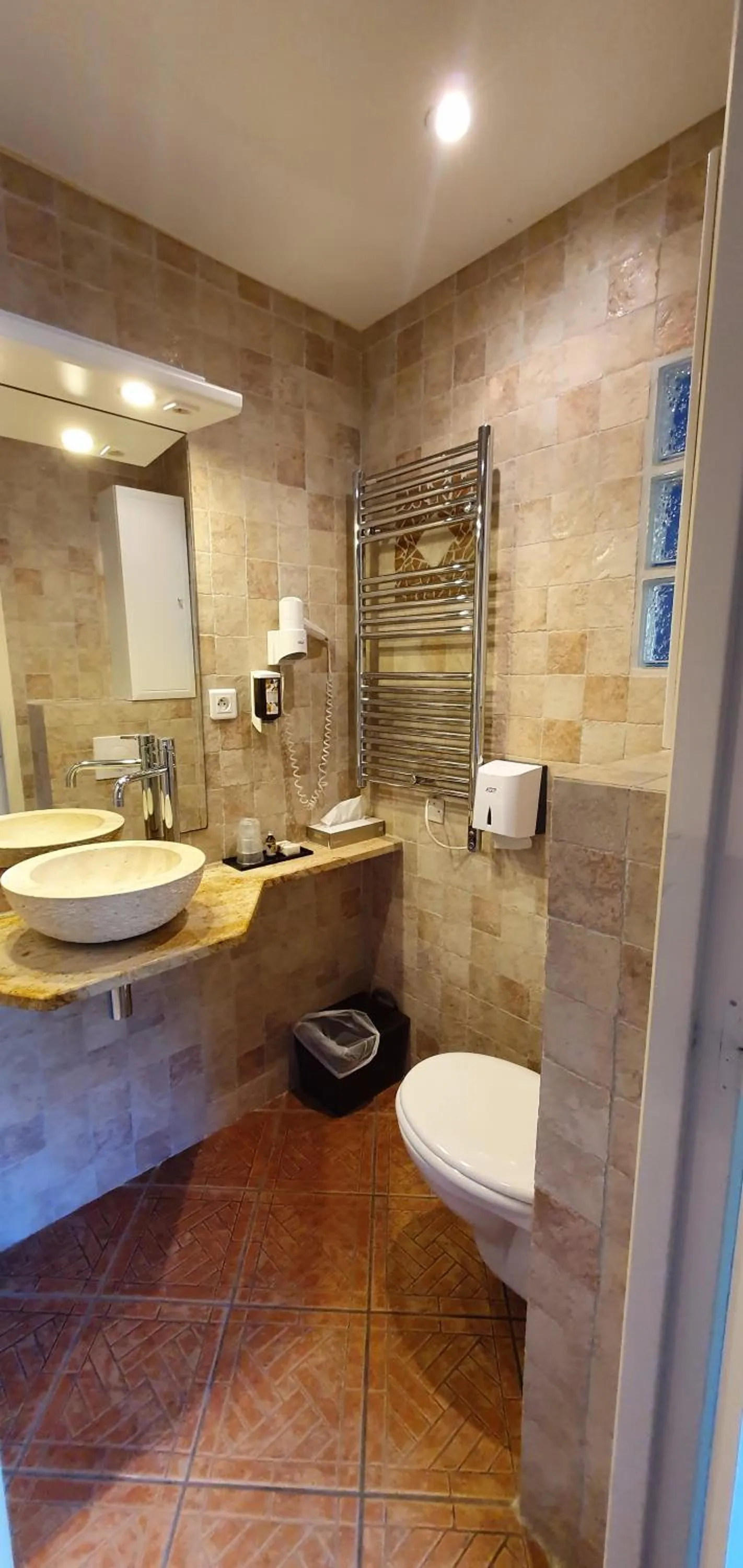 Shower in Hôtel Bella Vista