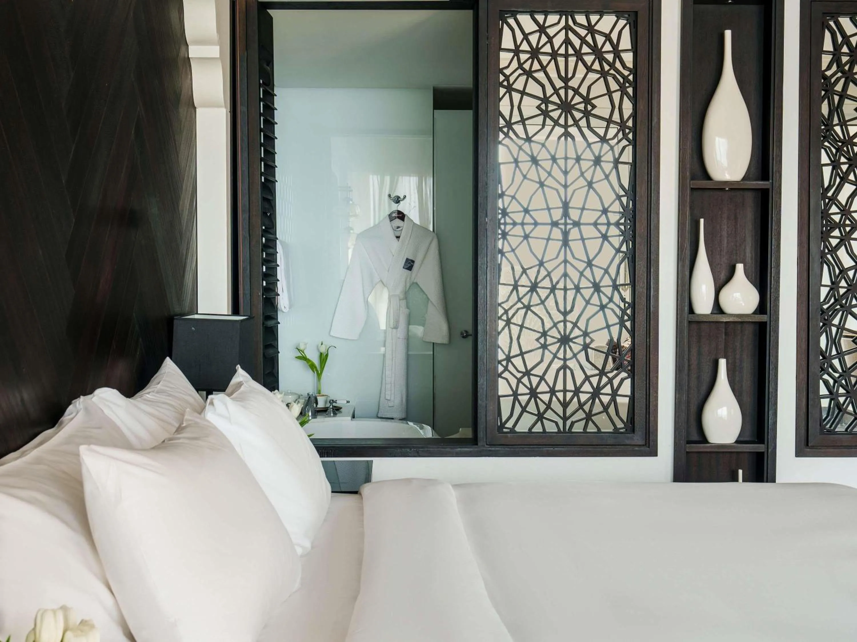 Bedroom, Bed in Fairmont Fujairah Beach Resort